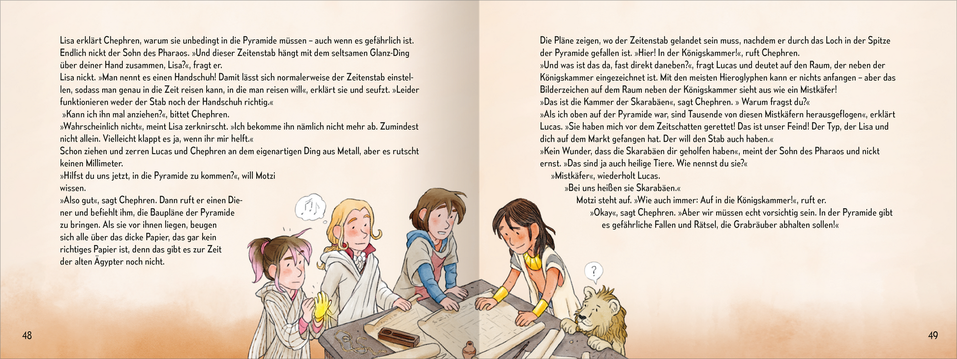 Gezeigt wird eine Innen- oder Zusatzansicht von „Die Zeitenspringer – Die große Pyramide“. Auf der Doppelseite sind vier jugendliche Charaktere in einem hellen Raum um einen Tisch versammelt. Sie betrachten ein antikes Dokument. Der Hintergrund ist in sanften Erdtönen gehalten, die Charaktere sind in bunten, modernen Kleidungsstilen abgebildet. Die Typografie des Textes ist klar und leserlich, mit einer freundlichen, einladenden Schriftart, die den kindgerechten Stil des Buches...