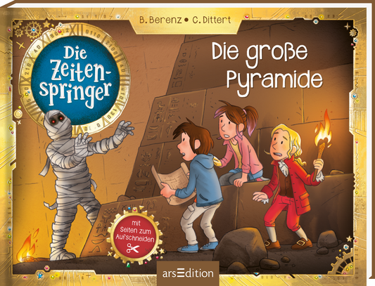Das Buchcover zeigt eine lebhafte Szene aus einem Abenteuer mit zwei Kindern und einer mumifizierten Gestalt in einem mysteriösen Raum. Die Charaktere sind in bunten Kleidungen dargestellt: eine rothaarige Figur mit einer Fackel, ein Junge in hellem Shirt und ein Mumién-Motiv auf der linken Seite. Der Titel „Die großen Pyramide“ ist in spielerischer, weißer Schrift platziert, während der Hinweis „mit Seiten zum Aufschneiden“ unten steht. Oben links erscheint das Emblem „Die...