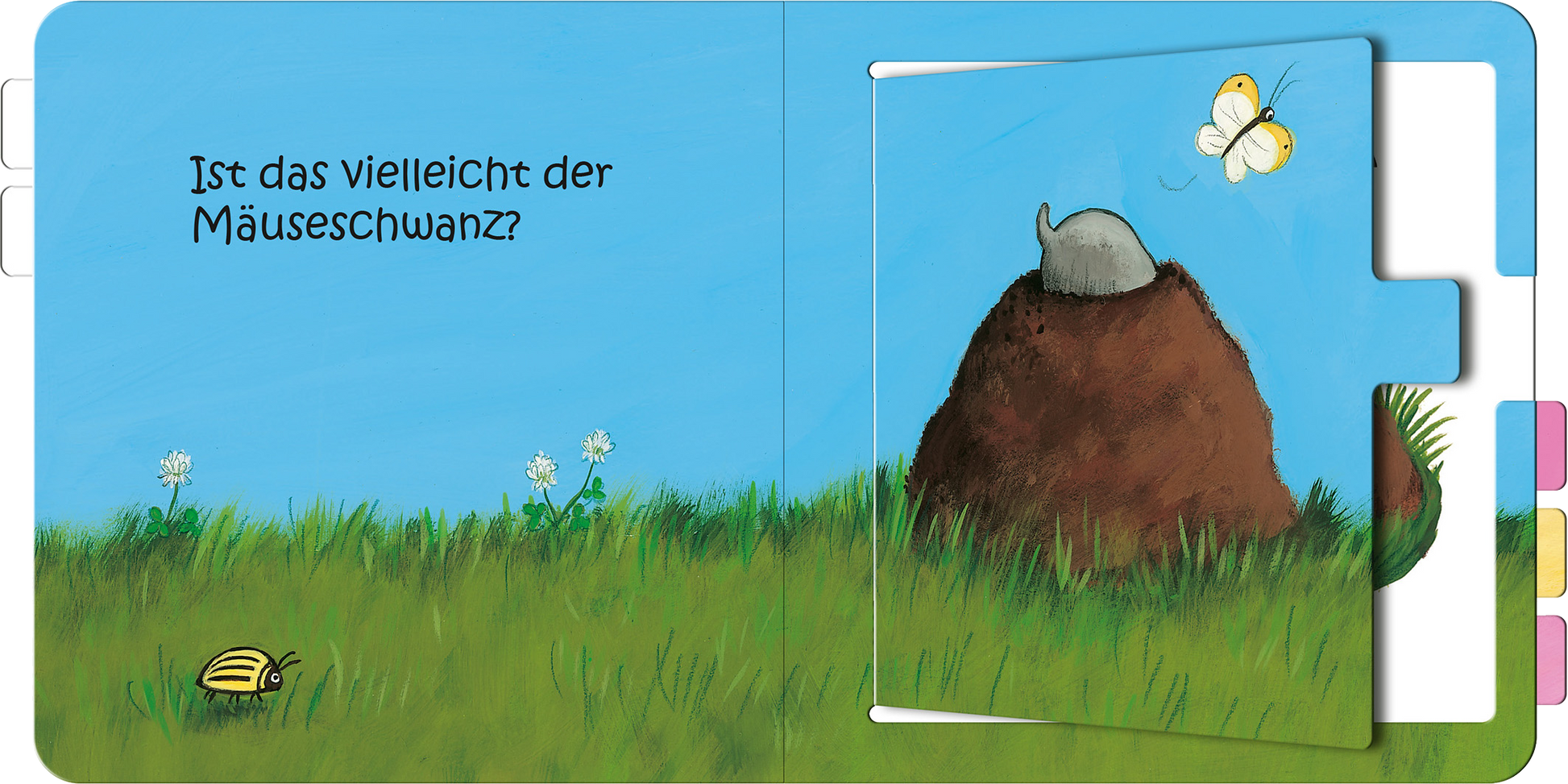 Gezeigt wird eine Innen- oder Zusatzansicht von „Wo bist du, kleine Maus?“. Auf der Seite ist eine fröhliche Wiesenlandschaft abgebildet, die in sanften Grüntönen gehalten ist. In der Mitte erhebt sich ein brauner Maulwurfshügel, darüber fliegt eine gelbe Schmetterling. Links befindet sich eine niedliche Marienkäferillustration. Die Schrift ist klar und kindgerecht, in schwarzem Text auf hellblauem Hintergrund, wobei die Frage „Ist das vielleicht der Mäuseschwanz?“ hervorgehoben...
