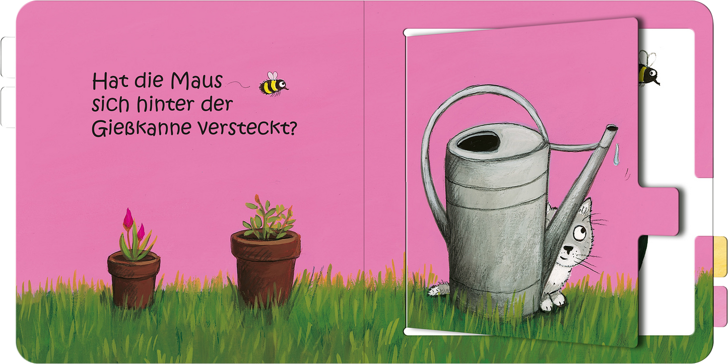 Gezeigt wird eine Innen- oder Zusatzansicht von „Wo bist du, kleine Maus?“. Der Hintergrund ist in einem sanften Pink gehalten. Links steht eine kleine Blume in hellem Rosa und ein Topf mit grünem Pflanzbewuchs. Auf der rechten Seite sieht man eine graue Gießkanne, hinter der sich eine neugierige Maus versteckt. Über der Gießkanne schwebt eine gelbe Biene. Die Schrift ist in einer kindgerechten, verspielten Typografie gestaltet.