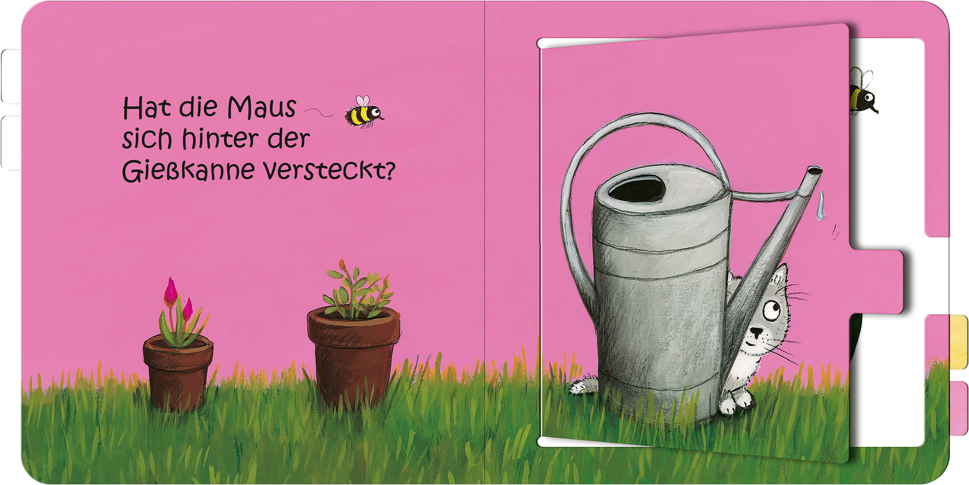 Gezeigt wird eine Innen- oder Zusatzansicht von „Wo bist du, kleine Maus?“. Der Hintergrund ist in einem sanften Pink gehalten. Links steht eine kleine Blume in hellem Rosa und ein Topf mit grünem Pflanzbewuchs. Auf der rechten Seite sieht man eine graue Gießkanne, hinter der sich eine neugierige Maus versteckt. Über der Gießkanne schwebt eine gelbe Biene. Die Schrift ist in einer kindgerechten, verspielten Typografie gestaltet.