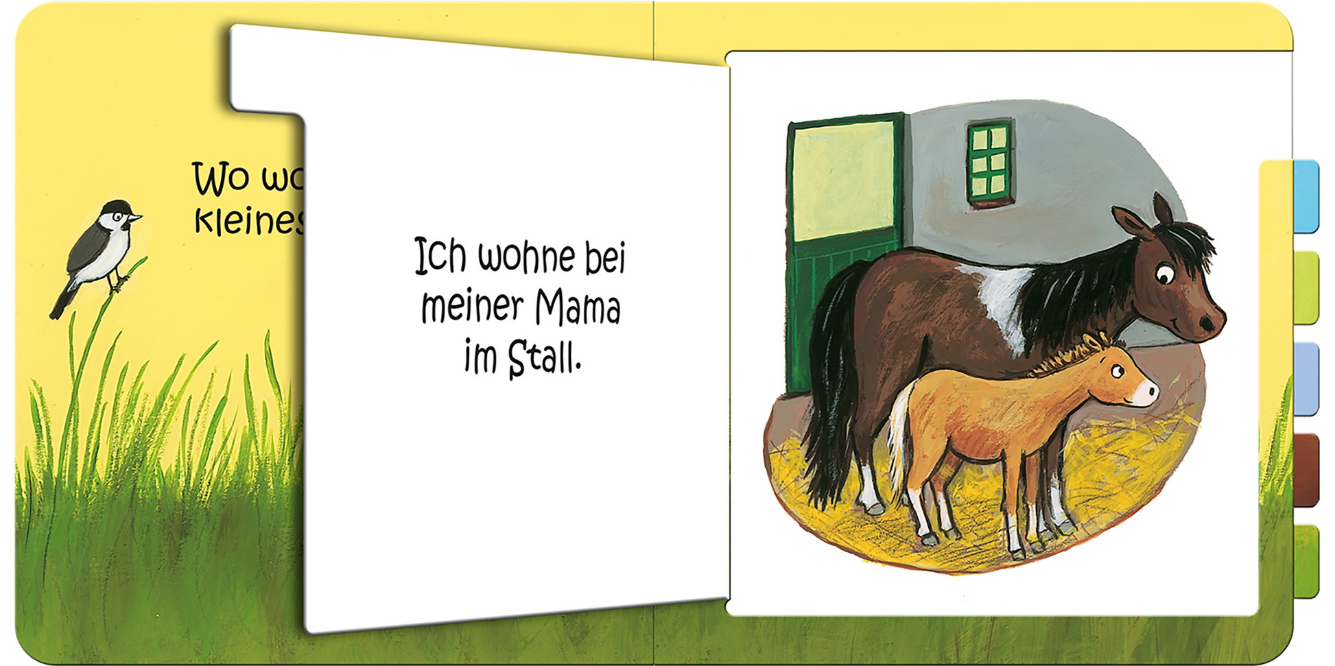 Gezeigt wird eine Innen- oder Zusatzansicht von „Wo wohnst du, kleines Küken?“. Die Illustration zeigt einen Stall mit einer braunen Mutter-Pferd und ihrem Fohlen, umgeben von Stroh. Der Hintergrund ist in sanften grünen und grauen Tönen gehalten, während die Wände hellgrün mit großen Fenstern sind. Der Text „Ich wohne bei meiner Mama im Stall.“ ist in klarer, suspensiver Schrift in Schwarz auf weißem Grund geschrieben. Die Farben sind warm und freundlich, passend zum...