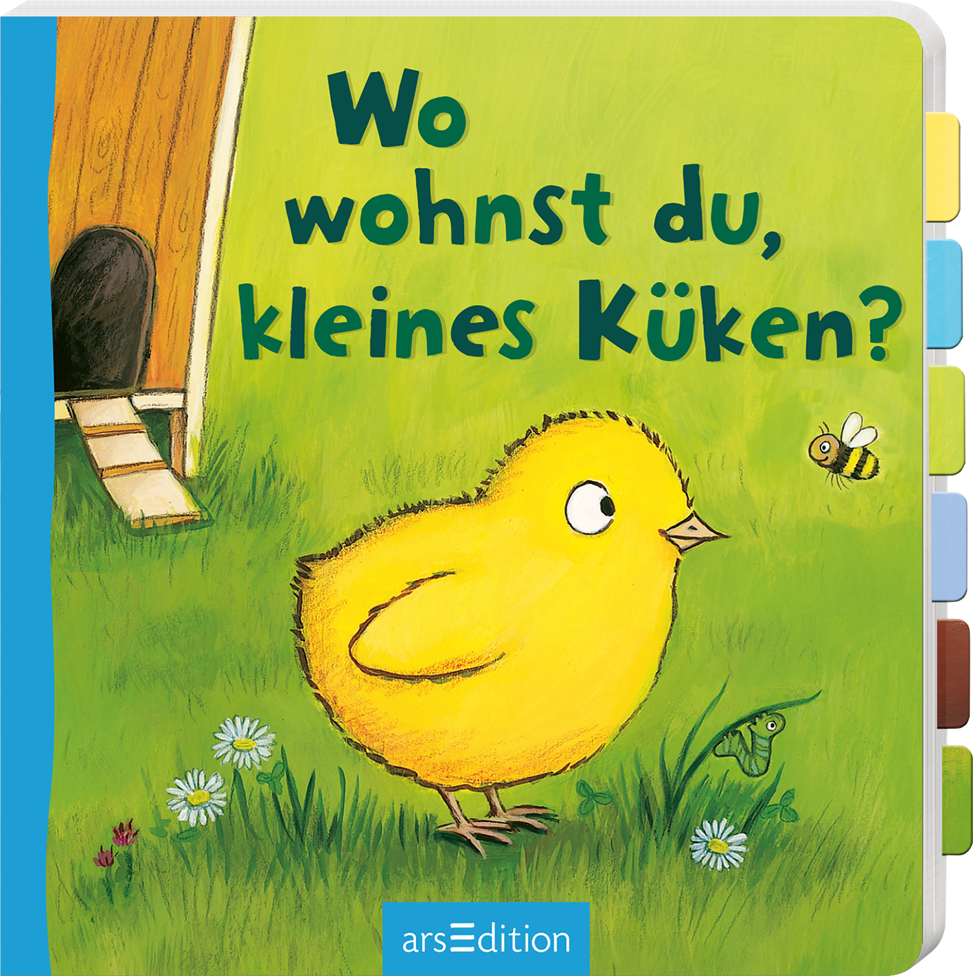 Das Buchcover zeigt ein fröhliches, gelbes Küken, das auf einer grünen Wiese steht. Es blickt interessiert nach rechts auf eine Biene und hat große, neugierige Augen. Im Hintergrund ist ein Hühnerhaus zu sehen, das aus Holz gefertigt ist. Die Titelzeile „Wo wohnst du, kleines Küken?“ ist in dicker, runder Schrift in Blau dargestellt. Die Atmosphäre wirkt einladend und freundlich. Ganz unten mittig steht der Logoschriftzug von arsEdition.