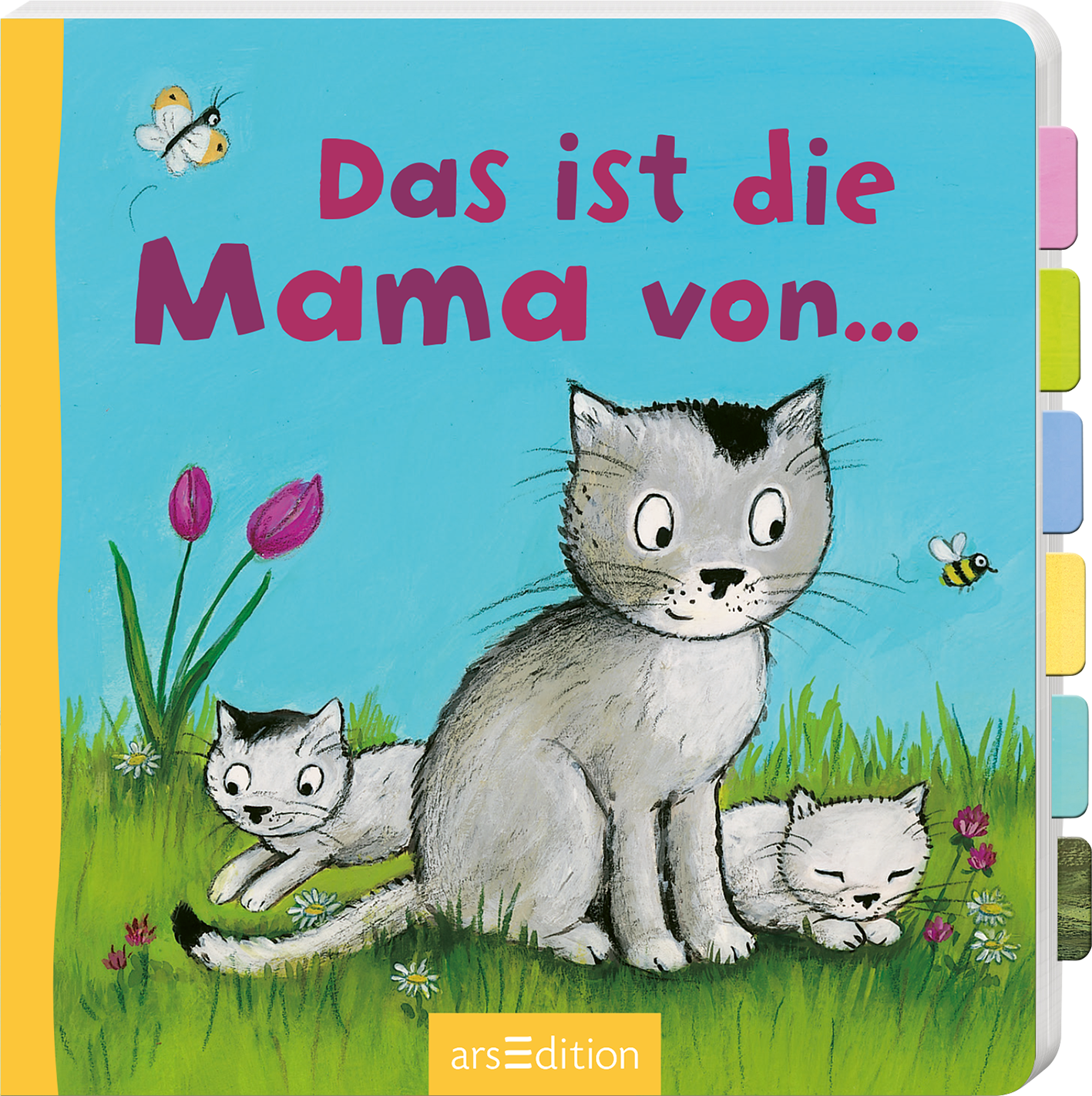 Das Cover zeigt eine liebevoll illustrierte Szene mit einer grauen Katze, die sanft zwischen zwei weißen Kätzchen sitzt. Im Hintergrund blühen pinke Tulpen, und Schmetterlinge sowie Bienen fliegen umher, was eine fröhliche, einladende Atmosphäre schafft. Der Titel „Das ist die Mama von…“ ist in großen, pinken Buchstaben geschrieben. Oben rechts ist ein kleiner „SPIEGEL Bestseller“-Button zu erkennen. Ganz unten mittig steht der Logoschriftzug von arsEdition.