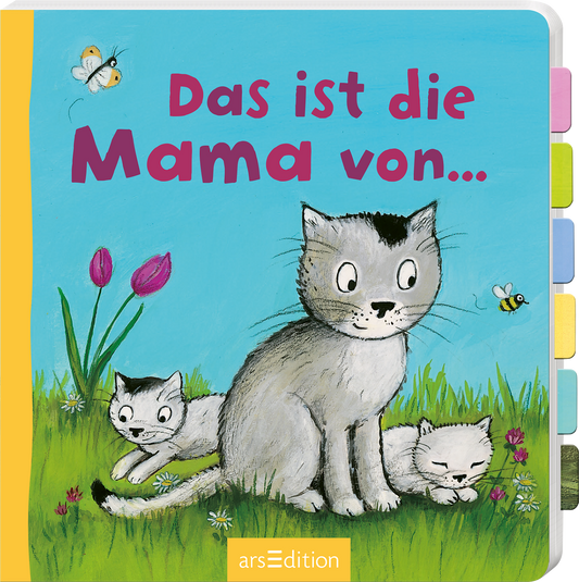Das Cover zeigt eine liebevoll illustrierte Szene mit einer grauen Katze, die sanft zwischen zwei weißen Kätzchen sitzt. Im Hintergrund blühen pinke Tulpen, und Schmetterlinge sowie Bienen fliegen umher, was eine fröhliche, einladende Atmosphäre schafft. Der Titel „Das ist die Mama von…“ ist in großen, pinken Buchstaben geschrieben. Oben rechts ist ein kleiner „SPIEGEL Bestseller“-Button zu erkennen. Ganz unten mittig steht der Logoschriftzug von arsEdition.