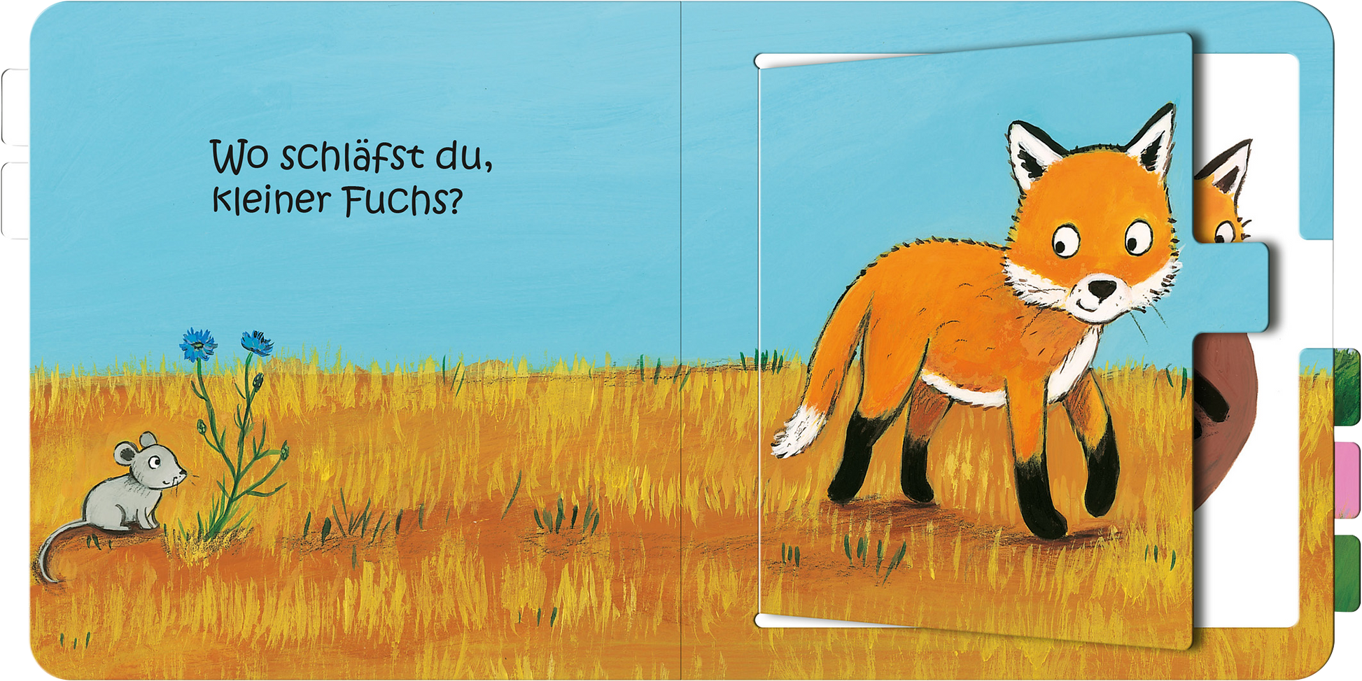 Gezeigt wird eine Innen- oder Zusatzansicht von „Wo schläfst du, kleiner Fuchs?“. Die Illustration zeigt einen lebendigen orangefarbenen Fuchs, der in einem goldenen, grasbewachsenen Feld umherläuft. Links im Bild befindet sich eine kleine graue Maus, die an einer blauen Blume schnuppert. Der Himmel ist strahlend blau, und die Schrift ist in einer kindgerechten, handschriftlichen Typografie gestaltet, die gut lesbar ist und einen verspielten Charakter vermittelt.
