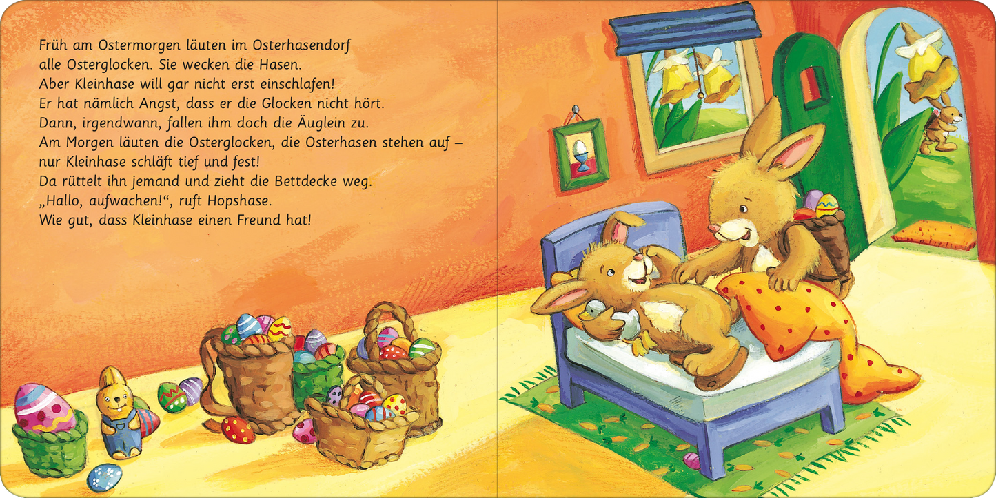 Gezeigt wird eine Innen- oder Zusatzansicht von „Meine liebsten Ostergeschichten“. Die Seite ist bunt illustriert und zeigt zwei Hasen, die in einem gemütlichen Schlafzimmer auf einem blauen Bett liegen. Um sie herum sind mehrere Körbe mit bunten Ostereiern. Die Wände sind in warmen Farben gestrichen, mit einem Fenster aus dem sanftes Licht strömt. Auf einem Tisch hängt ein Bild. Die Schrift ist freundlich und kindgerecht, was die fröhliche Stimmung der Geschichte unterstreicht.