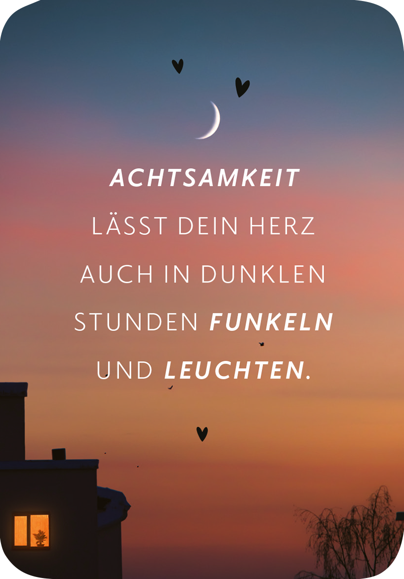 Gezeigt wird eine Innen- oder Zusatzansicht von „Mini-Coach. Willkommen, Achtsamkeit!“. Der Hintergrund zeigt einen sanften Farbverlauf in Pastellblau und -lila, während der Text in klarer, weißer Schrift verfasst ist. Die zentrale Botschaft „ACHTSAMKEIT LÄSST DEIN HERZ AUCH IN DUNKLEN STUNDEN FUNKELN UND LEUCHTEN“ ist in verschiedenen Schriftgrößen gestalten, wobei „ACHTSAMKEIT“ hervorgehoben ist. Symbolische Herzen und ein leichter Mond ergänzen die inspirierende Atmosphäre.