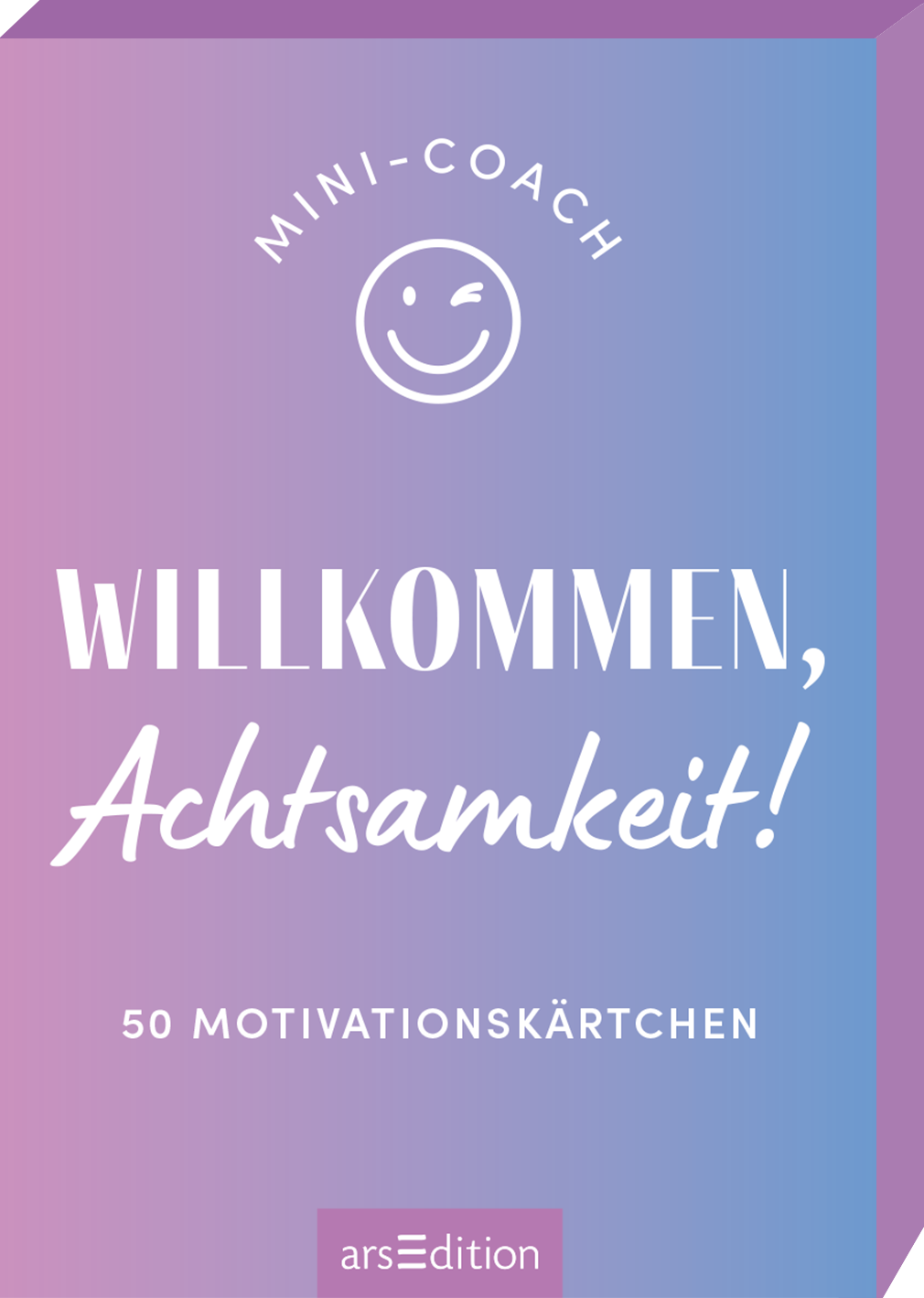 Das Buchcover zeigt einen sanften Farbverlauf von lila zu Himmelblau. Oben mittig steht in verspielter Schrift „MINI-COACH“ über einem lächelnden Emoji. Darunter prangt der Titel „WILLKOMMEN, Achtsamkeit!“ in auffälliger, weißer Typografie. Unten steht der Hinweis „50 Motivationskarten“. Die Gestaltung vermittelt eine einladende und positive Atmosphäre. Ganz unten mittig steht der Logoschriftzug von arsEdition.