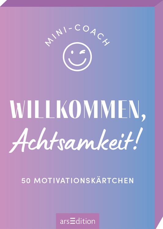 Das Buchcover zeigt einen sanften Farbverlauf von lila zu Himmelblau. Oben mittig steht in verspielter Schrift „MINI-COACH“ über einem lächelnden Emoji. Darunter prangt der Titel „WILLKOMMEN, Achtsamkeit!“ in auffälliger, weißer Typografie. Unten steht der Hinweis „50 Motivationskarten“. Die Gestaltung vermittelt eine einladende und positive Atmosphäre. Ganz unten mittig steht der Logoschriftzug von arsEdition.