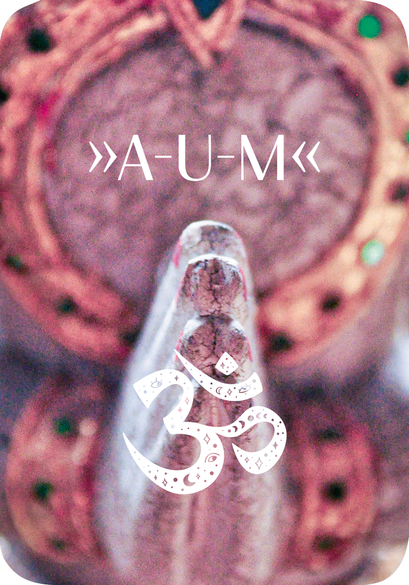 Gezeigt wird eine Innen- oder Zusatzansicht von „Meditations-Mantras“. Im Vordergrund ist das symbolische Mantra „A-U-M“ in geschwungener, filigraner Schrift dargestellt. Darunter befindet sich das Symbol „ॐ“ in sanften, weißen Linien. Der Hintergrund zeigt eine Statue mit goldenen Verzierungen und einer texturierten, erdigen Farbe, die eine ruhige, spirituelle Atmosphäre schafft. Die Schriftarten sind klar und harmonisch gestaltet, unterstrichen von einer entspannten...