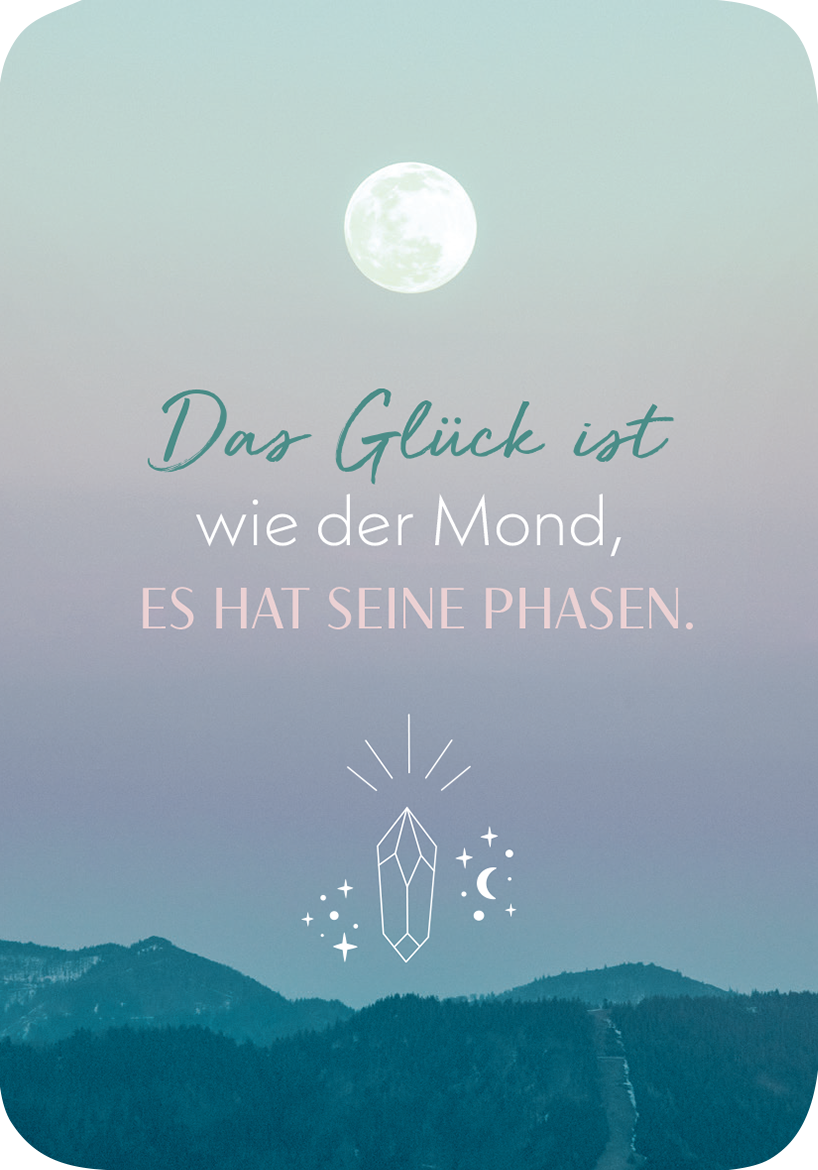 Gezeigt wird eine Innen- oder Zusatzansicht von „Meditations-Mantras“. Die Gestaltung zeigt einen sanften Farbverlauf von hellblau zu lila, im oberen Bereich ist ein voller Mond abgebildet. Die zentrale Botschaft in verschiedenen Schriftarten lautet: „Das Glück ist wie der Mond, ES HAT SEINE PHASEN.“. Unterhalb der Schrift steht ein stilisiertes Kristallsymbol mit Sternen und Mondsilhouetten, das harmonisch in das Gesamtdesign integriert ist.