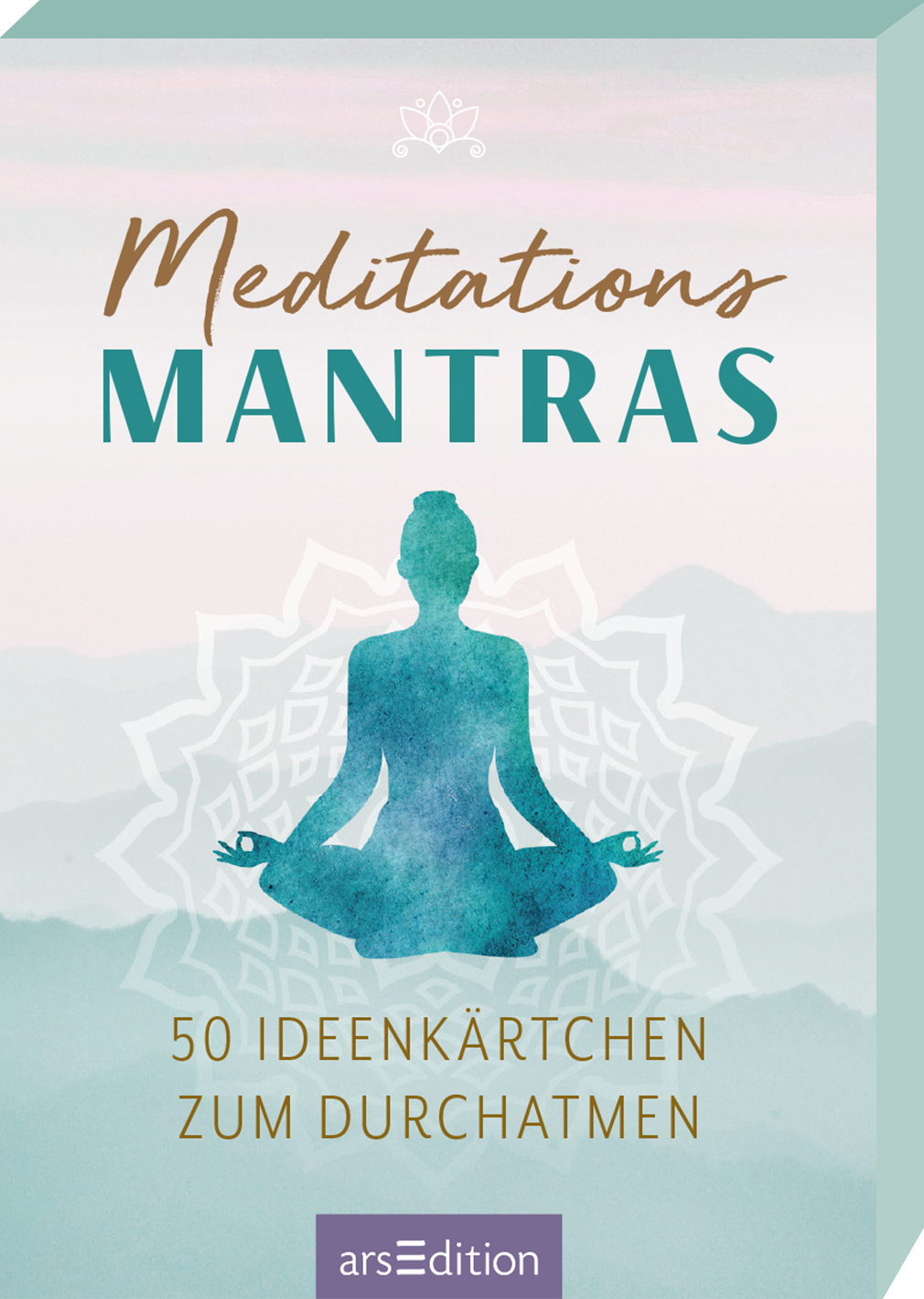 Das Cover zeigt im oberen Bereich den Titel „Meditationsmantras“ in eleganter, goldfarbener Schrift. Darunter ist eine siluettenhafte Darstellung einer sitzenden Person in meditativer Haltung, die in einem beruhigenden Türkis-Ton gehalten ist. Im Hintergrund ist ein zartes Mandala-Muster angedeutet, welches in sanften Pastellfarben erscheint. Am unteren Rand des Covers befindet sich der Untertitel „50 Ideen-kärtchen zum Durchatmen“. Ganz unten mittig steht der Logoschriftzug von...