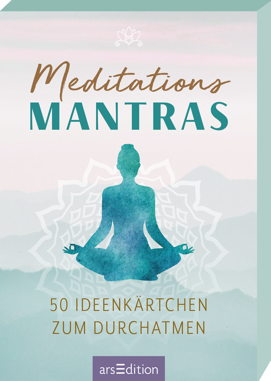 Das Cover zeigt im oberen Bereich den Titel „Meditationsmantras“ in eleganter, goldfarbener Schrift. Darunter ist eine siluettenhafte Darstellung einer sitzenden Person in meditativer Haltung, die in einem beruhigenden Türkis-Ton gehalten ist. Im Hintergrund ist ein zartes Mandala-Muster angedeutet, welches in sanften Pastellfarben erscheint. Am unteren Rand des Covers befindet sich der Untertitel „50 Ideen-kärtchen zum Durchatmen“. Ganz unten mittig steht der Logoschriftzug von...