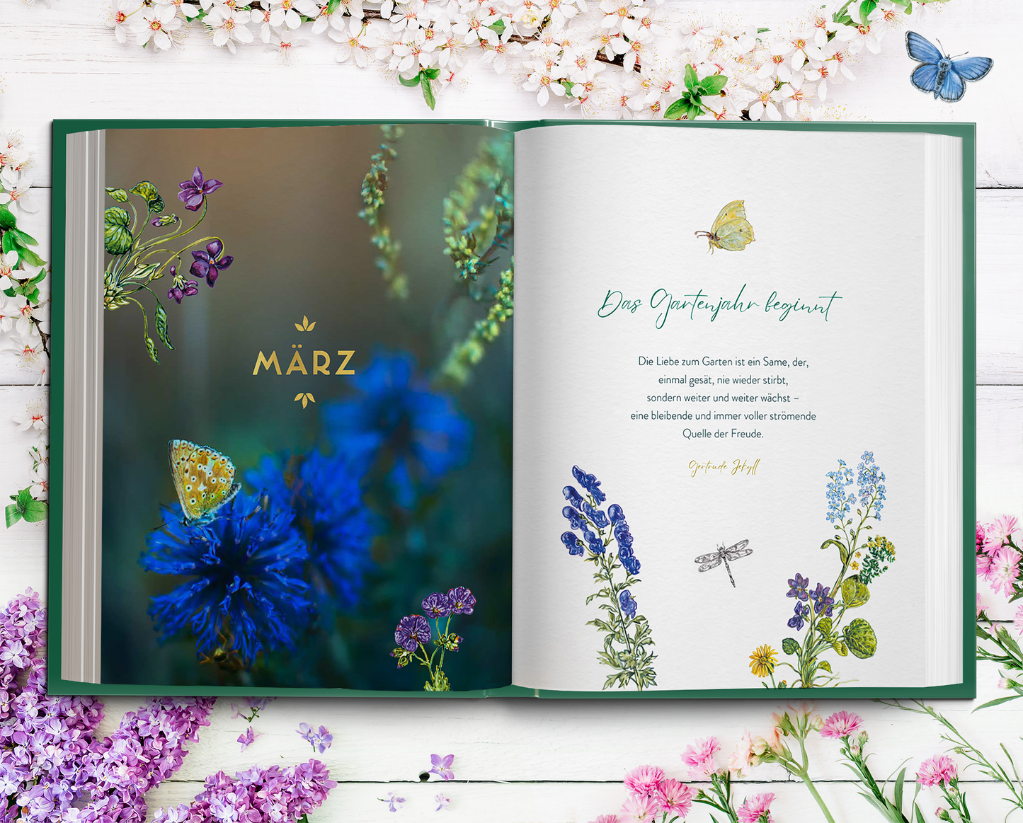 Gezeigt wird eine Innen- oder Zusatzansicht von „Mein Garten, meine Seele“. Auf der linken Seite präsentiert sich ein Blütenstrauß mit dominanten Blau- und Grüntönen, während die rechte Seite ein einfühlsames Zitat in elegantem Schriftbild zeigt. Die Überschrift „MÄRZ“ ist in goldener Typografie hervorgehoben. Die Seiten werden von zarten Illustrationen von Insekten und Pflanzen umrahmt, die die natürliche Schönheit des Themas widerspiegeln.