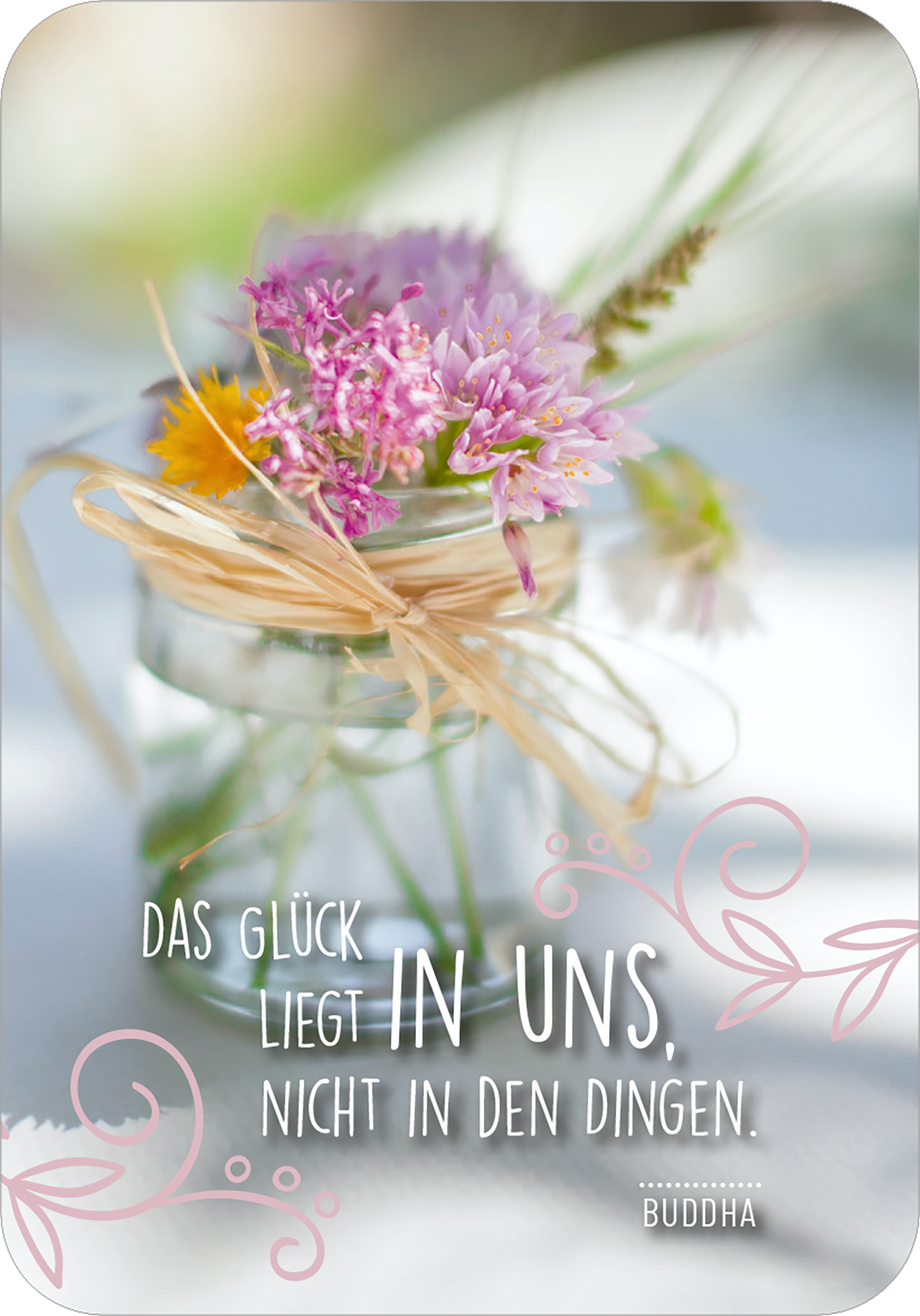 Gezeigt wird eine Innen- oder Zusatzansicht von „Sonne im Herzen“. Die Darstellung zeigt ein Glasgefäß, gefüllt mit bunten Blumen, darunter pinkfarbene Klee- und gelbe Blüten. Eine natürliche Juteschnur umschlingt das Glas. Im Vordergrund steht der Text „DAS GLÜCK LIEGT IN UNS, NICHT IN DEN DINGEN.“ in einer gut lesbaren, modernen Schriftart in Weiß. Die sanften Farben und die floralen Elemente schaffen eine harmonische und einladende Atmosphäre.