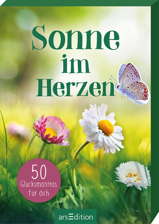 Das Buchcover zeigt eine blühende Wiese mit bunten Blumen in verschiedenen Farben, darunter rosa, gelb und weiß. Ein zarter Schmetterling schwebt über den Blüten, was eine fröhliche und leichte Atmosphäre vermittelt. Der Titel „Sonne im Herzen“ ist in großen, grünen Buchstaben platziert, was den sommerlichen Eindruck unterstreicht. Unten links befindet sich ein runder Button in Rosa mit der Aufschrift „50 Glücksmantras für dich“. Ganz unten mittig steht der Logoschriftzug von...