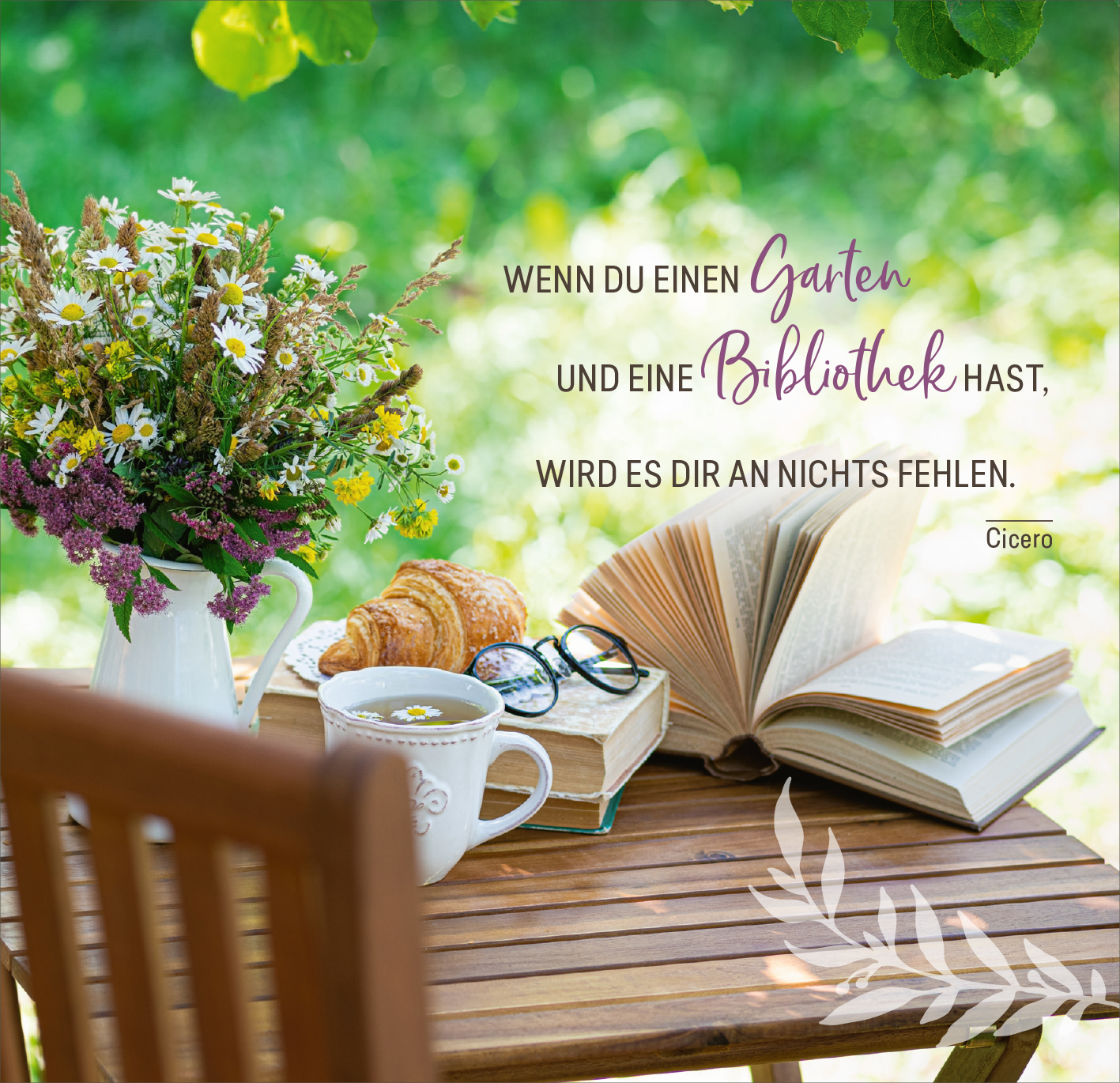 Gezeigt wird eine Innen- oder Zusatzansicht von „Gartenluft und Blumenduft“. Auf einem Holztisch liegen ein offenes Buch, eine Tasse mit einem Henkel, eine Brille und Croissants. Links ist eine Vase mit bunten Wildblumen. Der Spruch „Wenn du einen Garten und eine Bibliothek hast, wird es dir an nichts fehlen“ ist in einem harmonischen Schriftmix aus verspielter und klassischer Typografie in lila und grau dargestellt. Der Hintergrund ist grün und sonnig.