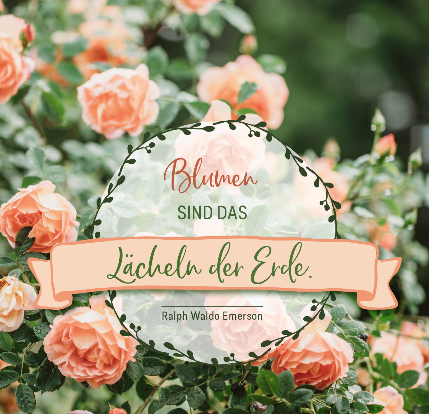 Gezeigt wird eine Innen- oder Zusatzansicht von „Gartenluft und Blumenduft“. Im Bild sind zarte, pfirsichfarbene Rosenblüten in einem grünen, üppigen Hintergrund zu sehen. In der Mitte des Bildes steht in verschnörkelter Schrift „Blumen sind das“, während darunter in größerer Schrift „Lächeln der Erde.“ zu lesen ist. Am unteren Rand ist der Name „Ralph Waldo Emerson“ ebenfalls sichtbar, eingebettet in einem geschwungenen Banner. Die Farbpalette ist sanft und harmonisch.