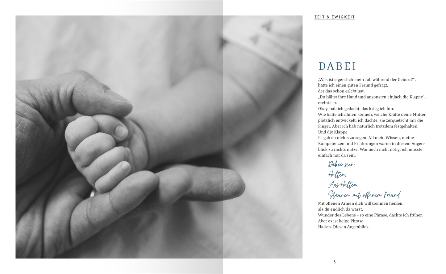 Gezeigt wird eine Innenansicht von „Vom Glück, Papa zu sein“. Die Seite zeigt eine emotionale Szene mit einer großen Hand, die eine kleine Babyhand hält. Der Hintergrund ist in sanften Grautönen gehalten, wodurch die Hände stark zur Geltung kommen. Rechts auf der Seite befindet sich ein Textblock mit der Überschrift „DABEI“, der in klarer, eleganter Typografie geschrieben ist. Ein handschriftlicher Schriftzug ergänzt den Text, der die persönliche Ansprache und Intimität des...