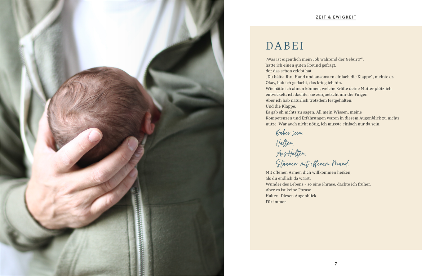 Gezeigt wird eine Innen- oder Zusatzansicht von „Vom Glück, Papa zu sein“. Die linke Seite zeigt eine sanfte, vertraute Szene mit einer Hand, die ein schlafendes Baby hält. Der Hintergrund ist hell und unscharf, was die Intimität des Moments verstärkt. Die rechte Seite enthält den Titel „DABEI“ in kräftiger Schrift auf einem beige-gelben Hintergrund. Darunter steht ein erläuternder Text in einer eleganten, handschriftähnlichen Schriftart, der Gefühle der Verbundenheit und...