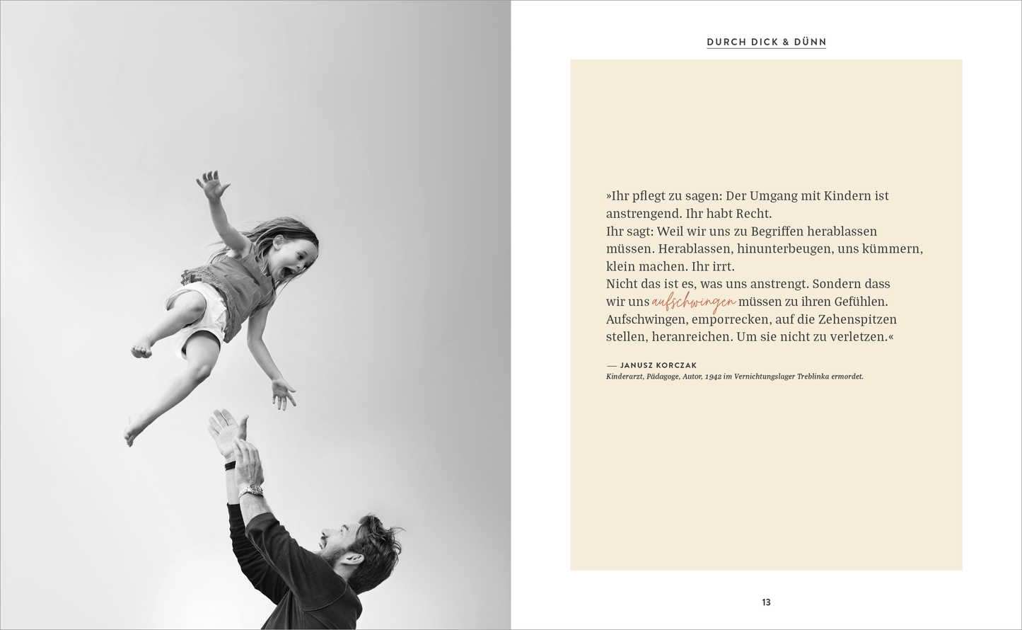 Gezeigt wird eine Innen- oder Zusatzansicht von „Vom Glück, Papa zu sein“. Die Seite zeigt einen schwarz-weißen Fotodruck eines Vaters, der ein Kind hochwirft, umgeben von viel Freiraum. Rechts befindet sich ein Zitat in sanften Erdtönen, in einer modernen Serifenschrift, die Lesbarkeit unterstützt. Die Gesamtkomposition vermittelt ein Gefühl von Leichtigkeit und Freude, während der klare Aufbau den Fokus auf die emotionalen Momente zwischen Vater und Kind lenkt.