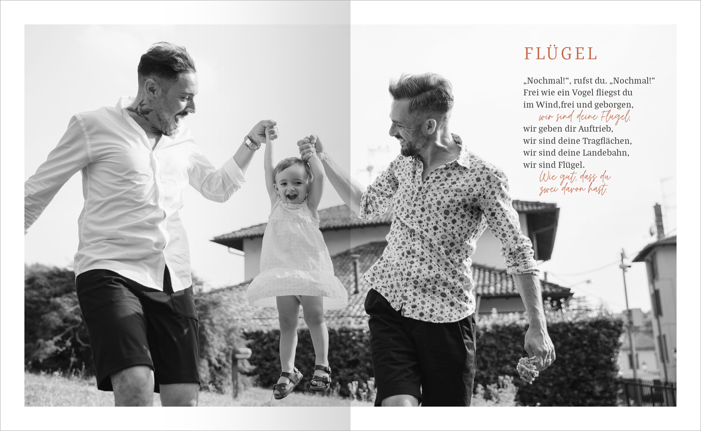 Gezeigt wird eine Innen- oder Zusatzansicht von „Vom Glück, Papa zu sein“. Auf der linken Seite sind zwei Väter zu sehen, die ein kleines Kind in einem weißen Kleidchen schwungvoll in die Luft heben. Die Szene ist in Schwarz-Weiß gehalten und vermittelt eine fröhliche, dynamische Stimmung. Rechts befindet sich der Text „FLÜGEL“ in einer warmen, rot-bronzenen Schrift, darunter steht ein zarter, poetischer Satz, der die Kindheit und Freiheit thematisiert. Die Typografie kombiniert...