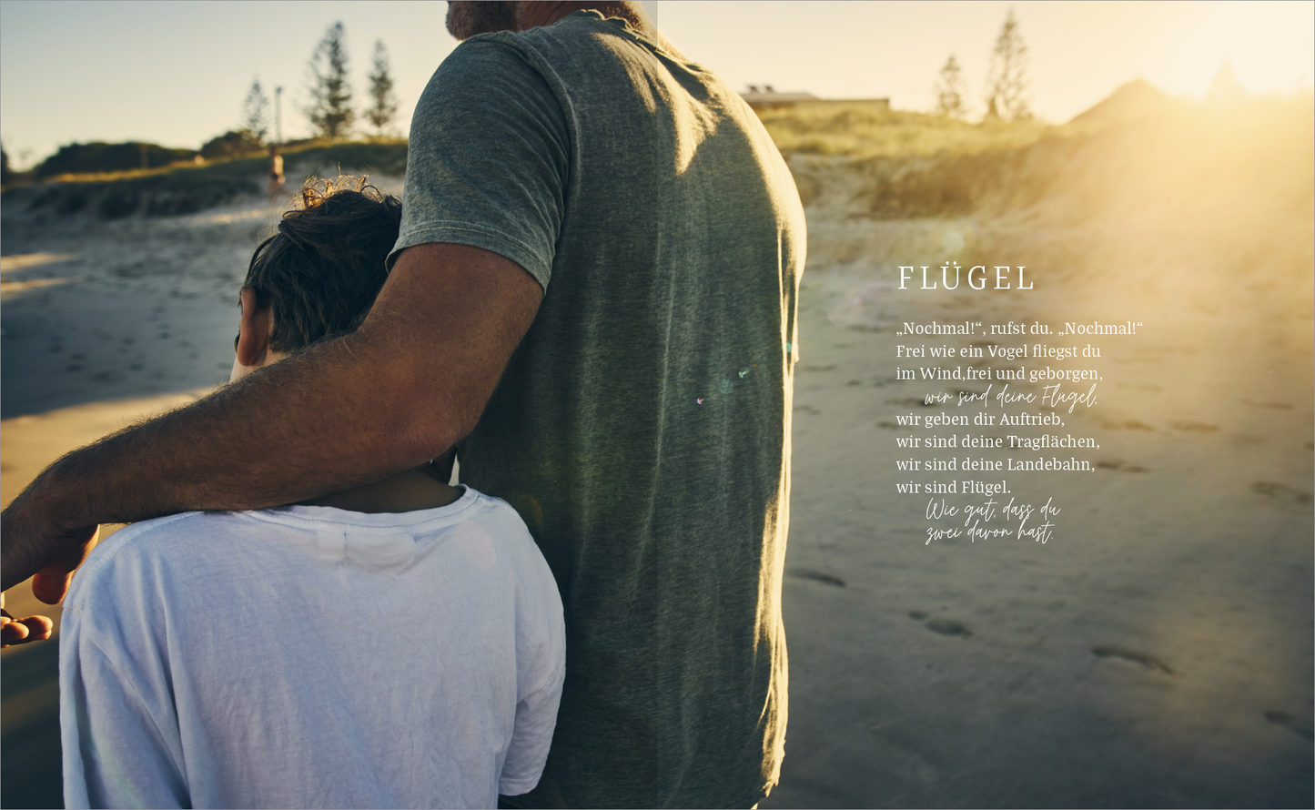 Gezeigt wird eine Innen- oder Zusatzansicht von „Vom Glück, Papa zu sein“. Die Darstellung zeigt einen Vater, der seinen Sohn sanft umarmt, während sie am Strand stehen. Die warmen, goldenen Lichttöne der Sonne erzeugen eine behagliche Atmosphäre. Rechts ist der Titel „FLÜGEL“ in eleganter, klarer Typografie abgebildet. Ein poetischer Text dazu vermittelt emotionale Wärme und Verbundenheit. Die Farbtöne variieren von sanften Beigetönen bis zu intensiven Gold- und Braunnuancen.