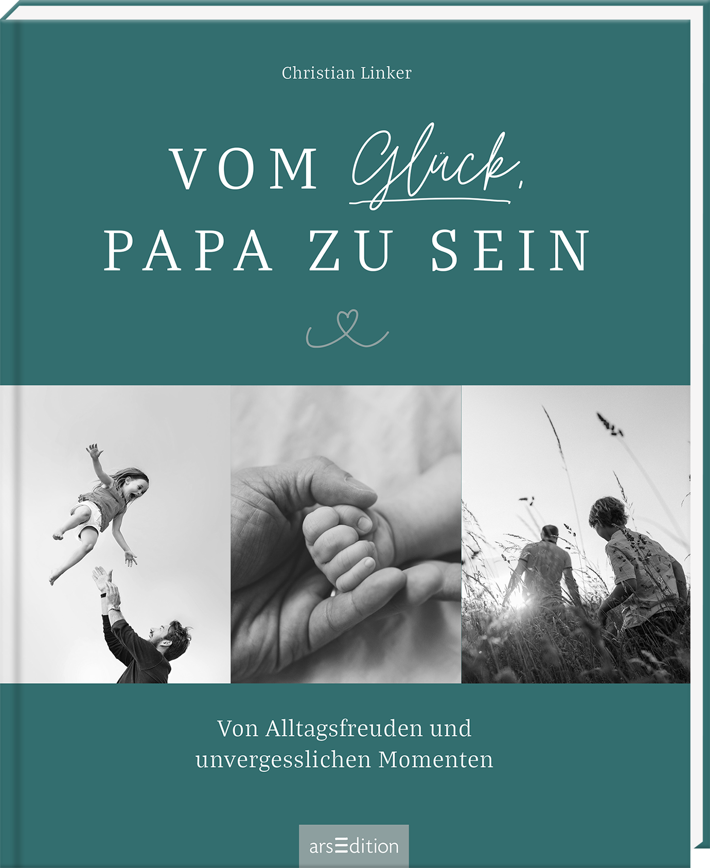 Das Buchcover zeigt auf einem sanften, türkisfarbenen Hintergrund den Titel „VOM Glück, PAPA ZU SEIN“ in eleganter, verspielter Typografie. Darüber steht der Autor Christian Linker. Drei Bilder verleihen der Gestaltung emotionale Tiefe: eine spielende Familie, eine Hand mit einem Kind und ein Vater, der mit seinem Kind spielt. Am unteren Rand findet sich der Untertitel „Von Alltagsfreuden und unvergesslichen Momenten“. Ganz unten mittig steht der Logoschriftzug von arsEdition.