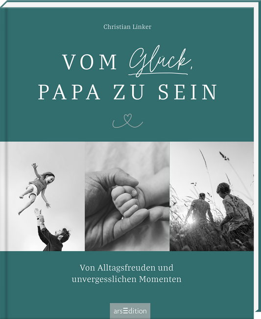 Das Buchcover zeigt auf einem sanften, türkisfarbenen Hintergrund den Titel „VOM Glück, PAPA ZU SEIN“ in eleganter, verspielter Typografie. Darüber steht der Autor Christian Linker. Drei Bilder verleihen der Gestaltung emotionale Tiefe: eine spielende Familie, eine Hand mit einem Kind und ein Vater, der mit seinem Kind spielt. Am unteren Rand findet sich der Untertitel „Von Alltagsfreuden und unvergesslichen Momenten“. Ganz unten mittig steht der Logoschriftzug von arsEdition.