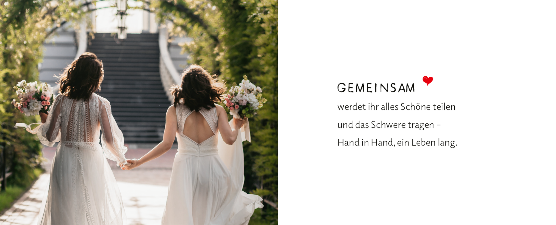 Gezeigt wird eine Innen- oder Zusatzansicht von „Alles Gute zu eurer Hochzeit. Feiert eure Liebe!“. Auf der linken Seite sind zwei Frauen in eleganten, weißen Hochzeitskleidern zu sehen, die Händchen haltend einen gepflegten Gartenweg entlanggehen. Die rechte Seite zeigt den Schriftzug „GEMEINSAM ♥“ in großen, markanten Buchstaben, gefolgt von einem positiven Text in kleinerer Schrift. Die Farbgebung ist hell und freundlich, geprägt von sanften Grüntönen und romantischen...