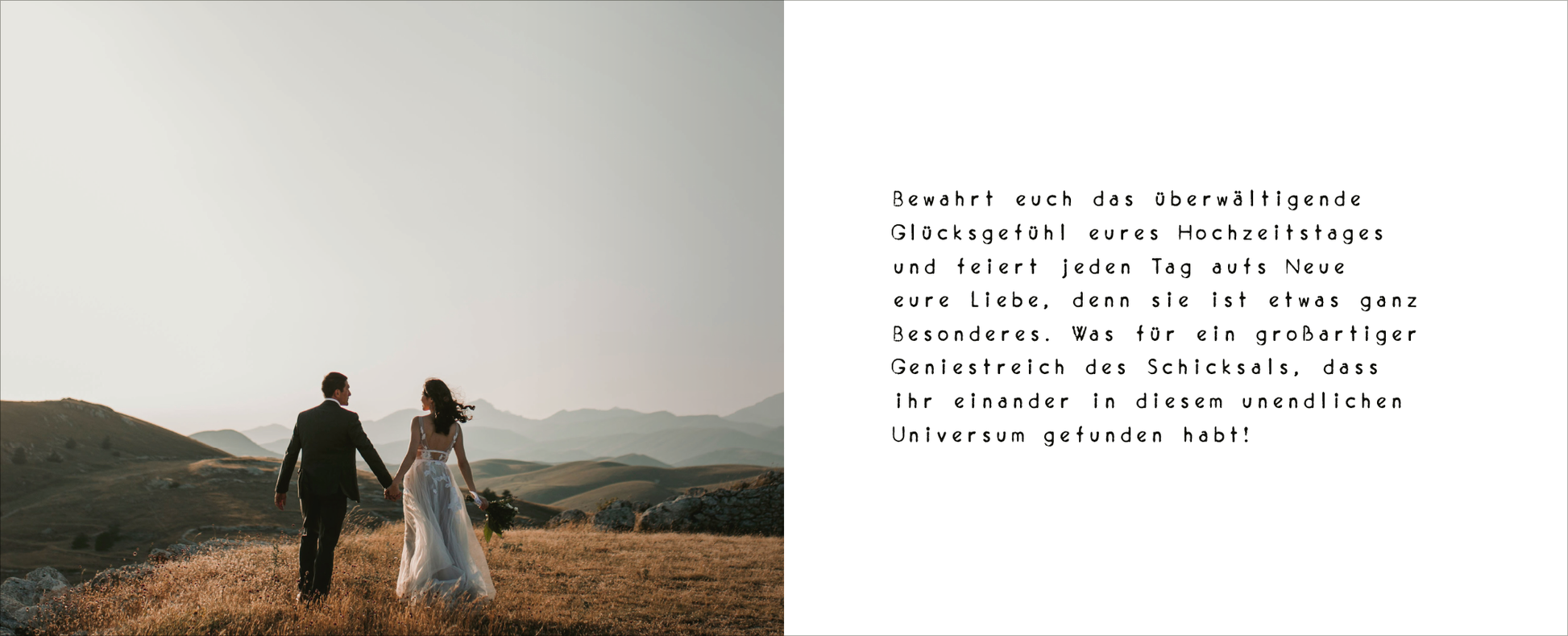 Gezeigt wird eine Innen- oder Zusatzansicht von „Alles Gute zu eurer Hochzeit. Feiert eure Liebe!“. Auf der linken Seite ist ein Paar zu sehen, das Hand in Hand über eine weitläufige, grüne Wiese geht, umgeben von sanften Hügeln und einer neutralen, hellen Farbpalette. Rechts befindet sich ein Textfeld mit der einladenden Botschaft in dunkelgrauer, moderner Schriftart. Die Gesamtkomposition strahlt eine romantische und emotionale Atmosphäre aus.