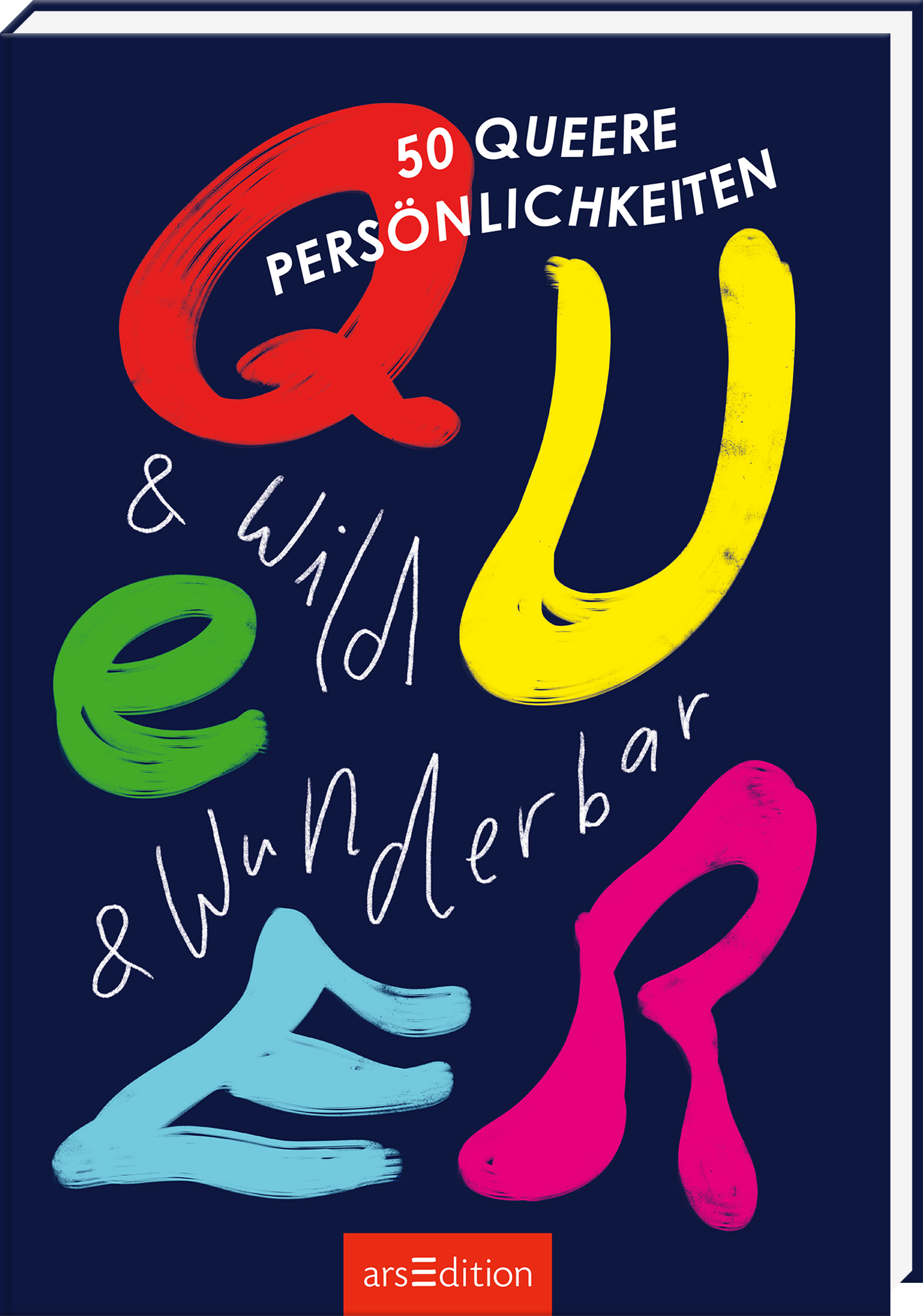 Das Buchcover zeigt auf einem tiefblauen Hintergrund den Titel „Q U E E R“ in bunten, handschriftlichen Buchstaben. Die Schriftzüge sind in leuchtenden Farben gehalten: rot, gelb, grün und pink, und verleihen dem Cover eine fröhliche und einladende Atmosphäre. Darunter steht in kleinerer Schrift „50 Queere Persönlichkeiten & Wild & Wunderbar“. Ganz unten mittig steht der Logoschriftzug von arsEdition.