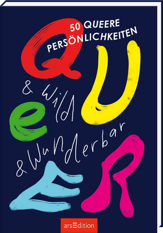 Das Buchcover zeigt auf einem tiefblauen Hintergrund den Titel „Q U E E R“ in bunten, handschriftlichen Buchstaben. Die Schriftzüge sind in leuchtenden Farben gehalten: rot, gelb, grün und pink, und verleihen dem Cover eine fröhliche und einladende Atmosphäre. Darunter steht in kleinerer Schrift „50 Queere Persönlichkeiten & Wild & Wunderbar“. Ganz unten mittig steht der Logoschriftzug von arsEdition.