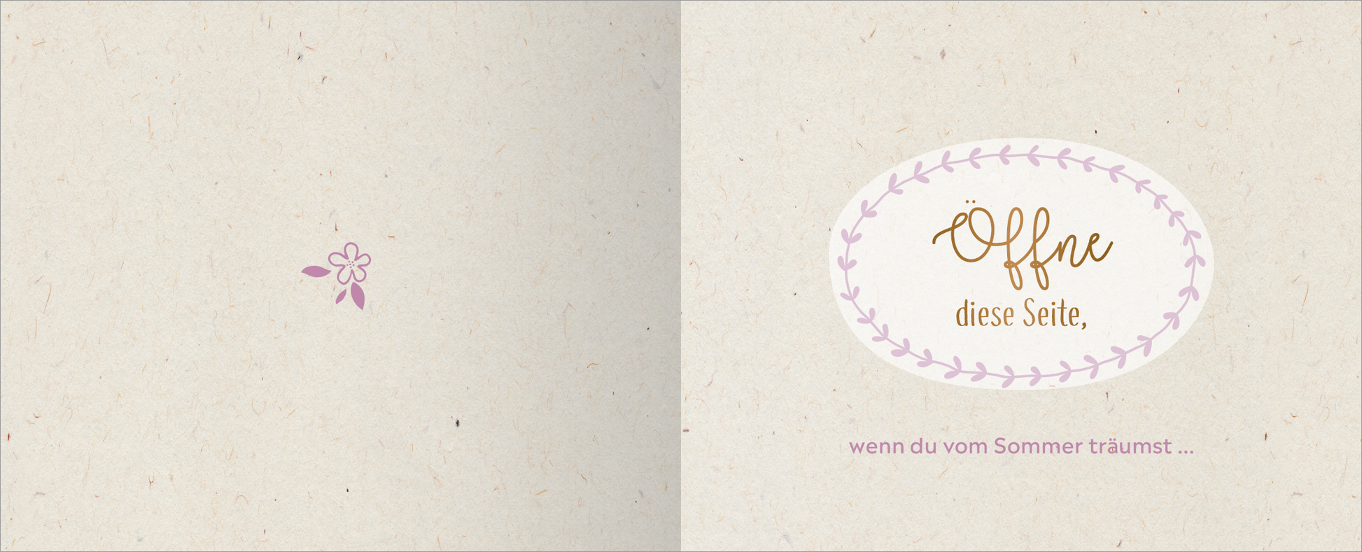 Gezeigt wird eine Innen- oder Zusatzansicht von „Happy Birthday – Alles Gute!“. Die linke Seite zeigt eine dezent gestaltete, helle Fläche mit einem kleinen, pinken Blütenmotiv. Auf der rechten Seite befindet sich ein ovaler Rahmen, umrandet von einem zarten, lilafarbenen Lorbeerkranz. Innen steht der Text „Öffne diese Seite,“ in geschwungener, goldener Schrift, darunter „wenn du vom Sommer träumst ...“ in schlichter, rosafarbener Typografie.