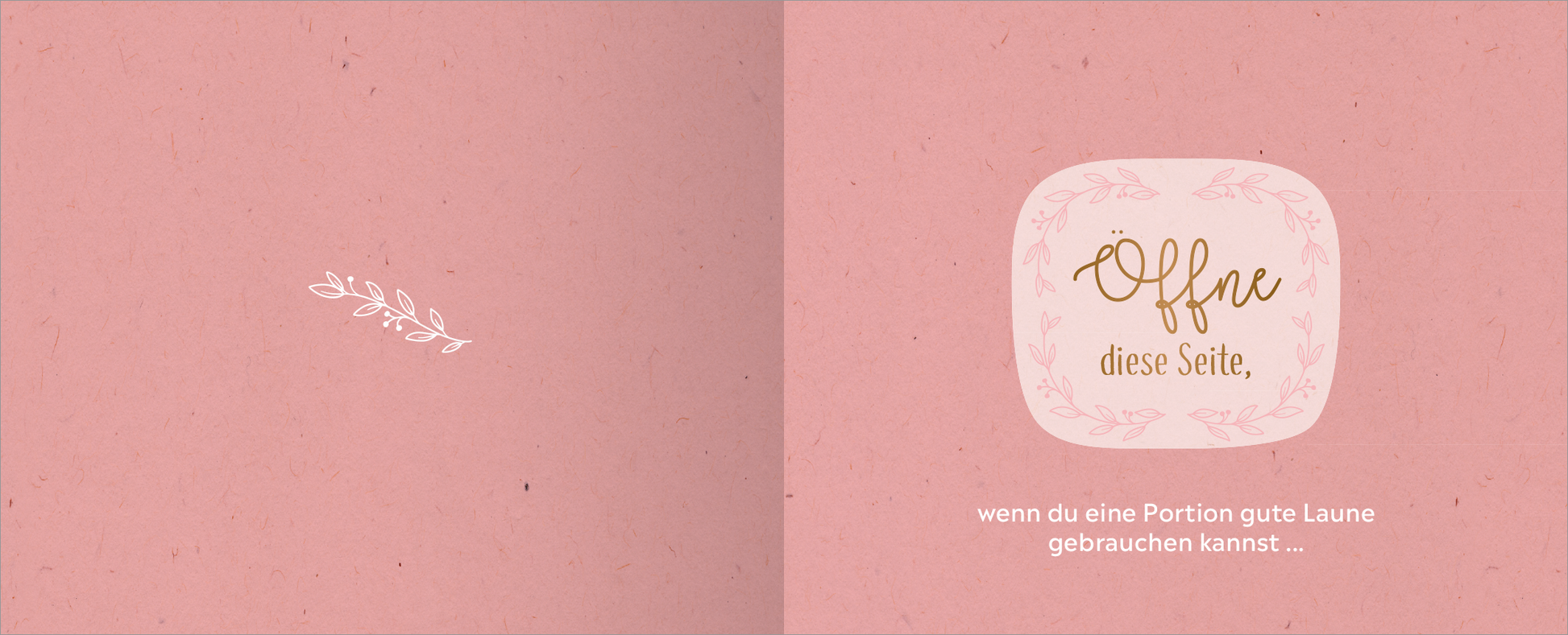 Gezeigt wird eine Innen- oder Zusatzansicht von „Happy Birthday – Alles Gute!“. Die doppelseitige Ansicht präsentiert einen sanften, rosa Hintergrund mit einer dezenten, strukturierten Optik. Links steht eine filigrane weiße Illustration einer Pflanze. Rechts befindet sich in einem abgerundeten, hellen Rahmen der Text „Offne diese Seite,“ in eleganter, goldfarbener Schrift, darunter steht in klarer, weißer Schrift „wenn du eine Portion gute Laune gebrauchen kannst…“.