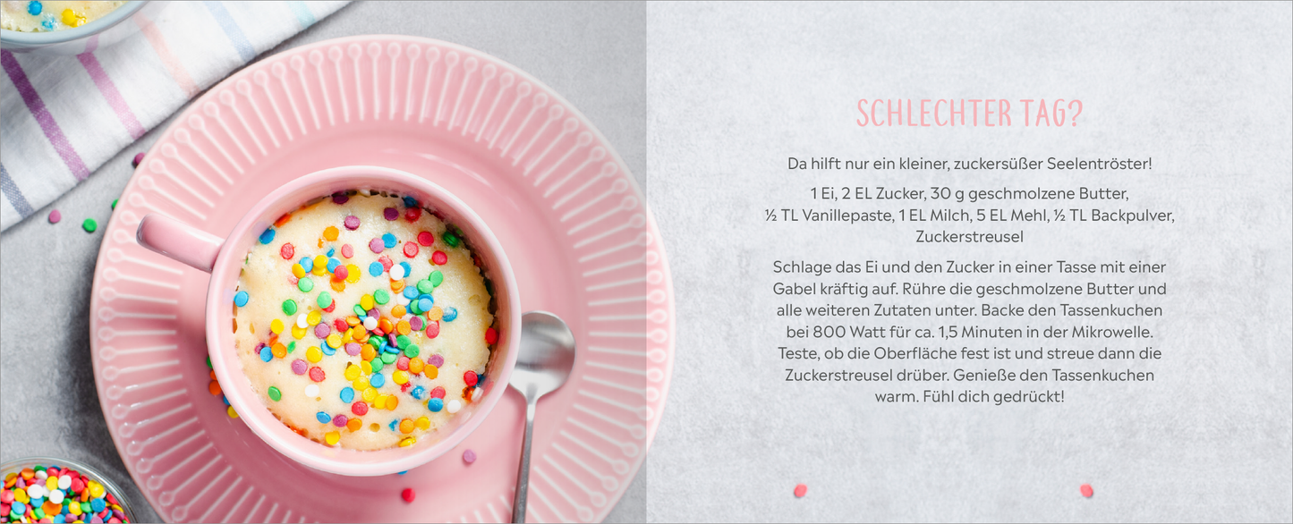 Gezeigt wird eine Innenansicht von „Happy Birthday – Alles Gute!“. Auf der linken Seite befindet sich eine rosa Tasse mit hellem, cremigem Inhalt und bunten Streuseln. Die Tasse steht auf einem runden, geflochtenen Teller. Rechts steht der Text „SCHLECHTER TAG?“ in großer, verspielter Schrift, gefolgt von einer ausführlichen Anleitung in klarer, freundlicher Typografie. Der Hintergrund ist hell und setzt das rosa Farbthema sanft in Szene, was eine fröhliche Atmosphäre vermittelt.