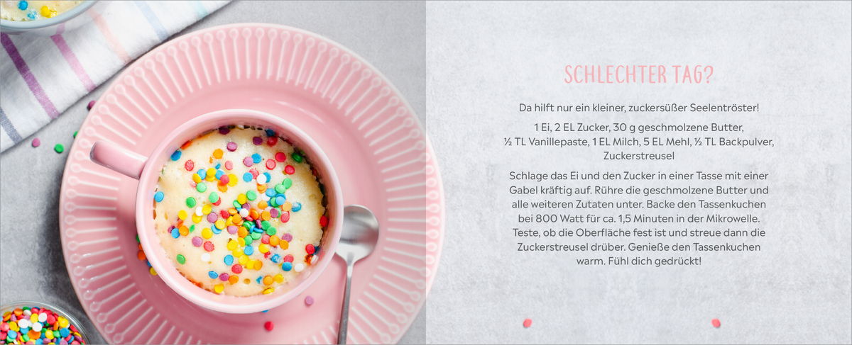 Gezeigt wird eine Innenansicht von „Happy Birthday – Alles Gute!“. Auf der linken Seite befindet sich eine rosa Tasse mit hellem, cremigem Inhalt und bunten Streuseln. Die Tasse steht auf einem runden, geflochtenen Teller. Rechts steht der Text „SCHLECHTER TAG?“ in großer, verspielter Schrift, gefolgt von einer ausführlichen Anleitung in klarer, freundlicher Typografie. Der Hintergrund ist hell und setzt das rosa Farbthema sanft in Szene, was eine fröhliche Atmosphäre vermittelt.