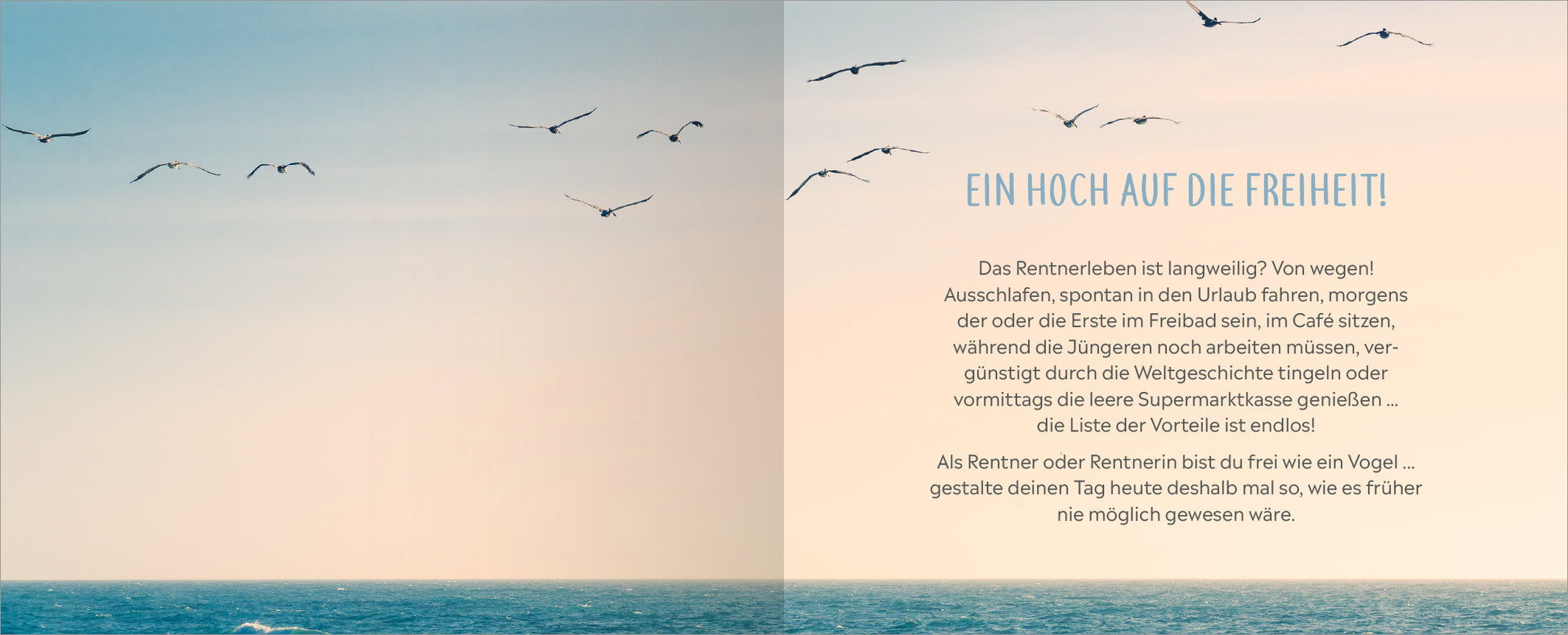 Gezeigt wird eine Innen- oder Zusatzansicht von „Herzlichen Glückwunsch zum Ruhestand“. Auf der linken Seite ist ein sanfter Farbverlauf in Blau- und Beigetönen zu sehen, der einen Himmel über dem Meer darstellt, mit mehreren fliegenden Vögeln. Die rechte Seite enthält den Text „EIN HOCH AUF DIE FREIHEIT!“ in einer modernen, serifenlosen Schrift in hellblau. Darunter steht eine kurze, einladende Botschaft in dunklerer Schrift, die positive Gefühle und Erinnerungen an die Freiheit...