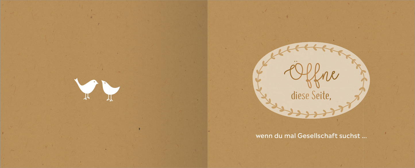 Gezeigt wird eine Innen- oder Zusatzansicht von „Herzlichen Glückwunsch zum Ruhestand“. Die Seite präsentiert sich in einem warmen Beigeton mit leichter Struktur. Links sind zwei stilisierte, weiße Vögel abgebildet, die ein Gefühl von Leichtigkeit und Freundschaft vermitteln. Auf der rechten Seite steht in geschwungener Schrift „Öffne diese Seite“ in einem ovalen Rahmen, darunter folgt der Text „wenn du mal Gesellschaft suchst ...“ in schlichtem, modernem Schriftstil.