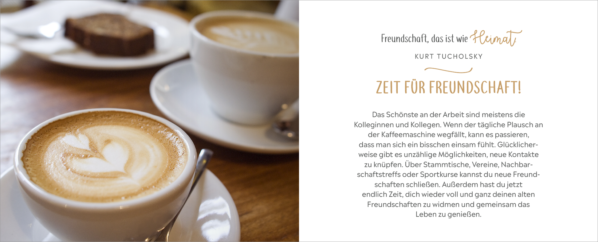 Gezeigt wird eine Innen- oder Zusatzansicht von „Herzlichen Glückwunsch zum Ruhestand“. Die Sicht zeigt auf der linken Seite zwei Tassen Kaffee mit kunstvoller Schaumkrone und einem Stück Kuchen auf einem Holztisch. Auf der rechten Seite steht der Titel „ZEIT FÜR FREUNDSCHAFT!“ in einer eleganten, goldenen Schrift, umrahmt von einem Zitat von Kurt Tucholsky. Der Text ist in einer klaren, gut lesbaren Schrift auf hellem Hintergrund.