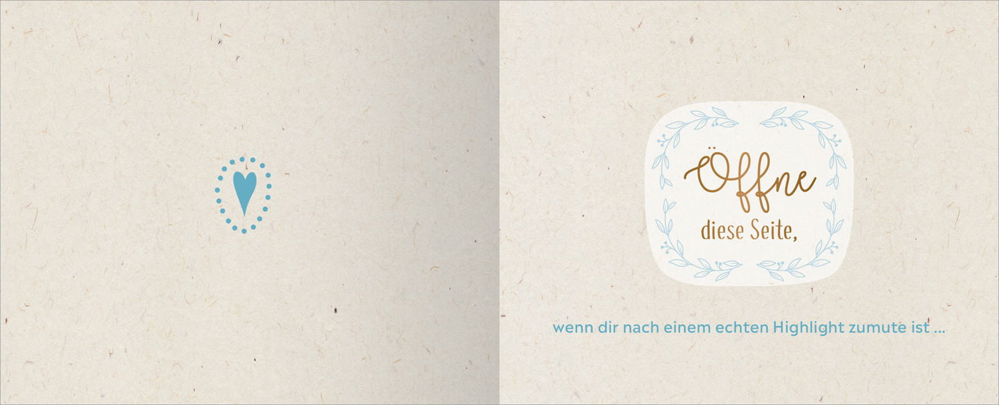 Gezeigt wird eine Innen- oder Zusatzansicht von „Herzlichen Glückwunsch zum Ruhestand“. Auf der linken Seite befindet sich ein blaues Herz, umgeben von kleinen, hellblauen Punkten. Die rechte Seite zeigt eine dekorative, ovale Box mit dem Schriftzug „Öffne diese Seite“ in eleganter, goldfarbener Schrift. Darunter steht in zartem Blau: „wenn dir nach einem echten Highlight zumute ist …“. Der Hintergrund ist in einem warmen, naturbelassenen Beigeton gehalten.
