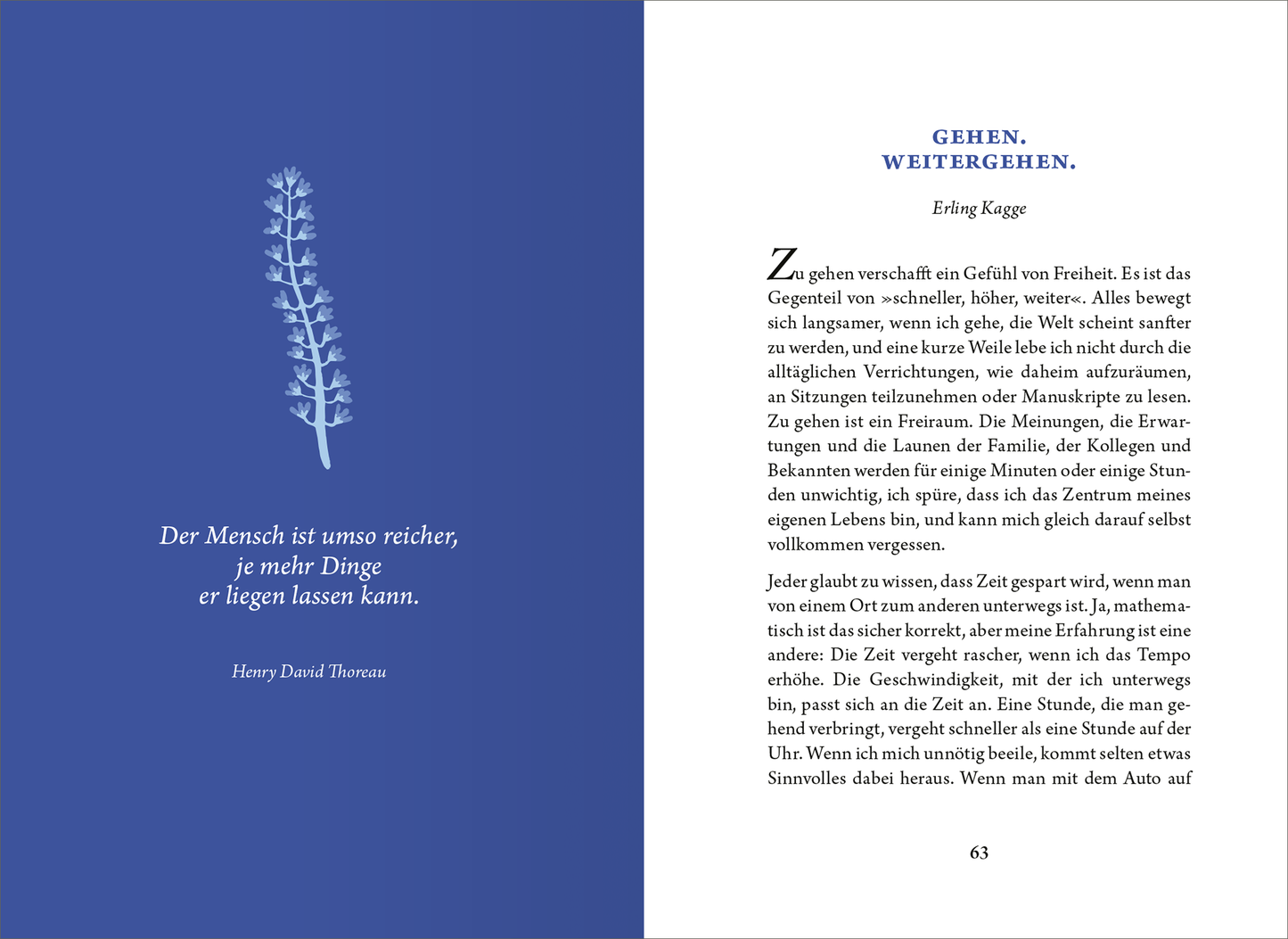 Gezeigt wird eine Innen- oder Zusatzansicht von „Die kleine Bibliothek der positiven Gefühle: Gelassenheit“. Die linke Seite zeigt einen tiefblauen Hintergrund mit einer zarten Illustration einer Pflanze in hellem Blau. Darunter befindet sich ein Zitat von Henry David Thoreau in weißer Schrift. Die rechte Seite präsentiert den Titel „GEHEN. WEITERGEHEN.“ in einer großen, auffälligen Schriftart und die fortlaufende Textpassage in einer gut lesbaren Serifenschrift. Das Gesamtbild...