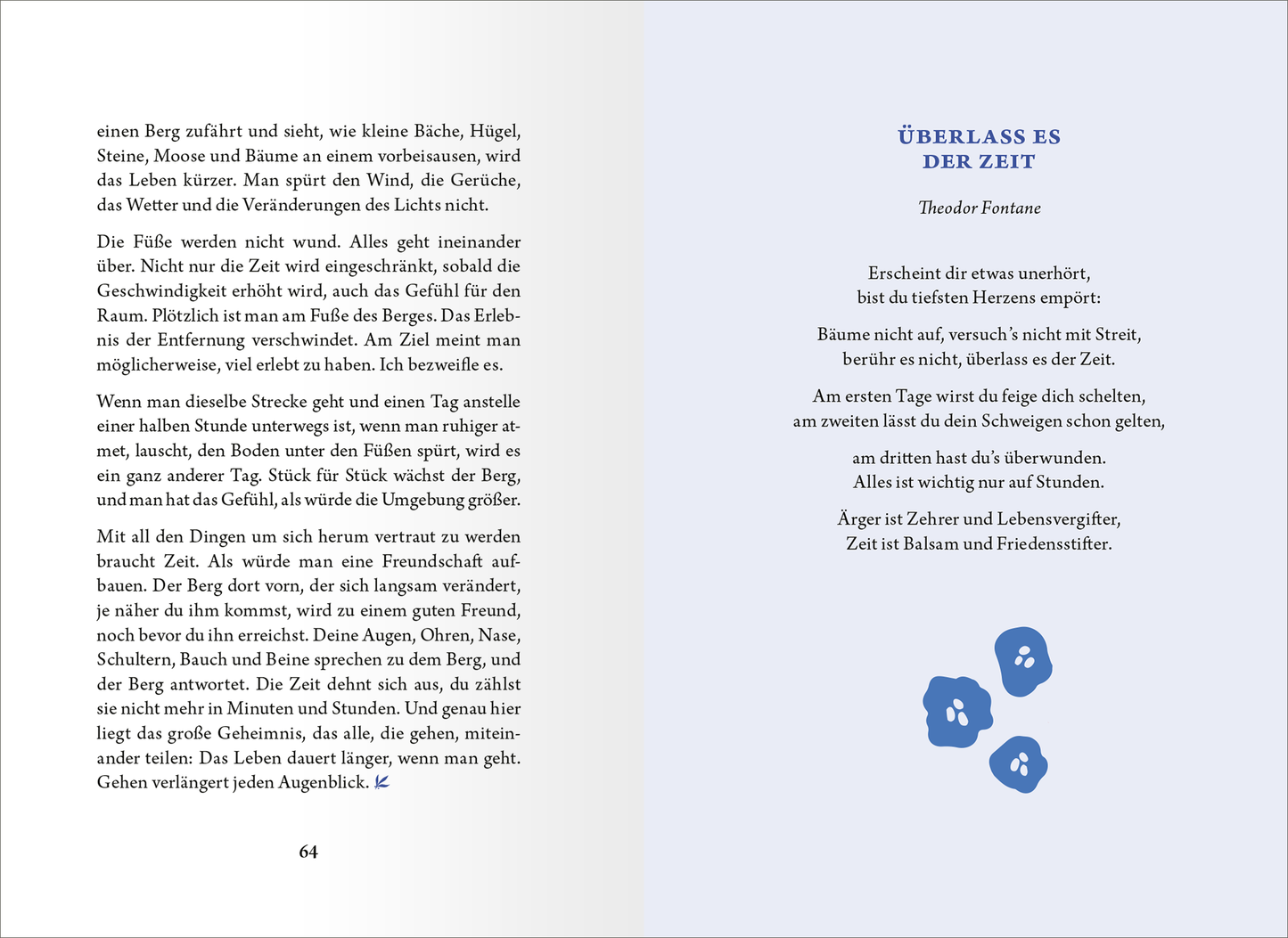 Gezeigt wird eine Innen- oder Zusatzansicht von „Die kleine Bibliothek der positiven Gefühle: Gelassenheit“. Die Seite zeigt auf der linken Seite einen Fließtext mit geschwungener Typografie in dunkler Schrift auf hellem Hintergrund. Auf der rechten Seite befindet sich ein Zitat von Theodore Fontane in einer größeren, serifenlosen Schrift. Das Zitat ist eingerahmt von dezenten blauen Blütenmotiven, die eine harmonische und entspannende Atmosphäre schaffen.