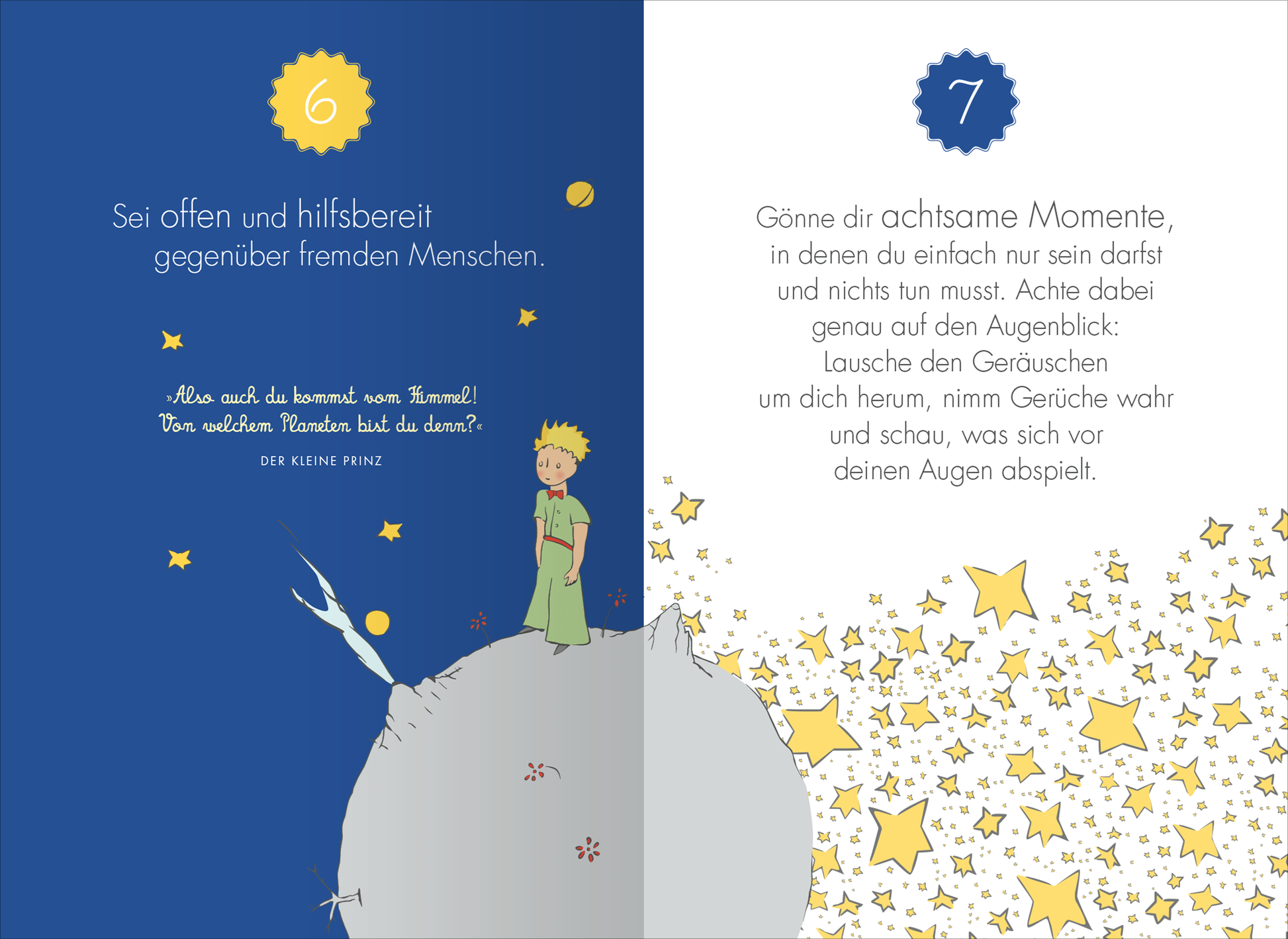 Gezeigt wird eine Innen- oder Zusatzansicht von „Man sieht nur mit dem Herzen gut. 99 Ideen, die glücklich machen“. Die linke Seite präsentiert einen tiefblauen Hintergrund mit einem gelben Sonnenmotiv und der Überschrift „Sei offen und hilfsbereit gegenüber fremden Menschen“. Darunter steht ein Zitat aus „Der kleine Prinz“. Die rechte Seite zeigt einen weißen Hintergrund, dekoriert mit vielen kleinen, bunten Sternen. Die Überschrift „Gönne dir achtsame Momente“ ist in...