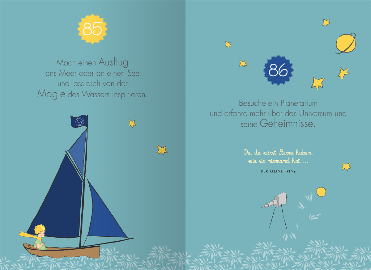 Gezeigt wird eine Innen- oder Zusatzansicht von „Man sieht nur mit dem Herzen gut. 99 Ideen, die glücklich machen“. Die Seite ist in einem sanften Blau gehalten, das an den Himmel erinnert. Links ist ein Kind in einem Segelboot abgebildet, umgeben von gelben Sternen und einer Sonne. Auf der rechten Seite stehen in eleganter, dunkelgrauer Typografie die Aufforderungen zum Besuch eines Planetariums, eingerahmt von weiteren leuchtenden Planeten und Sternen. Die Gestaltung ist verspielt und...