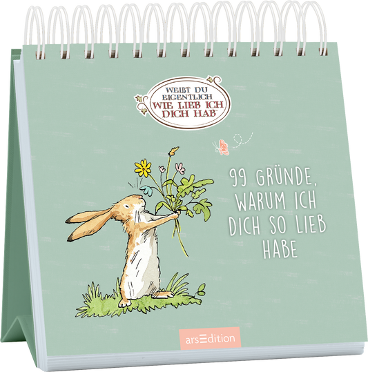 Das Buchcover zeigt einen niedlichen, hellbraunen Hasen, der auf einer grünen Wiese mit bunten Blumen steht und einen Strauß aus Blumen hält. Hintergrund und animierte Elemente in sanften, pastellfarbenen Tönen schaffen eine freundliche und fröhliche Atmosphäre. Der obere Teil des Covers trägt den Text „WEISST DU EIGENTLICH WIE LIEB ICH DICH HAB“ in einer verspielten Schriftart. Darunter steht in größerer, klarer Schrift „99 GRÜNDE, WARUM ICH DICH SO LIEB HABE“. Ganz unten...