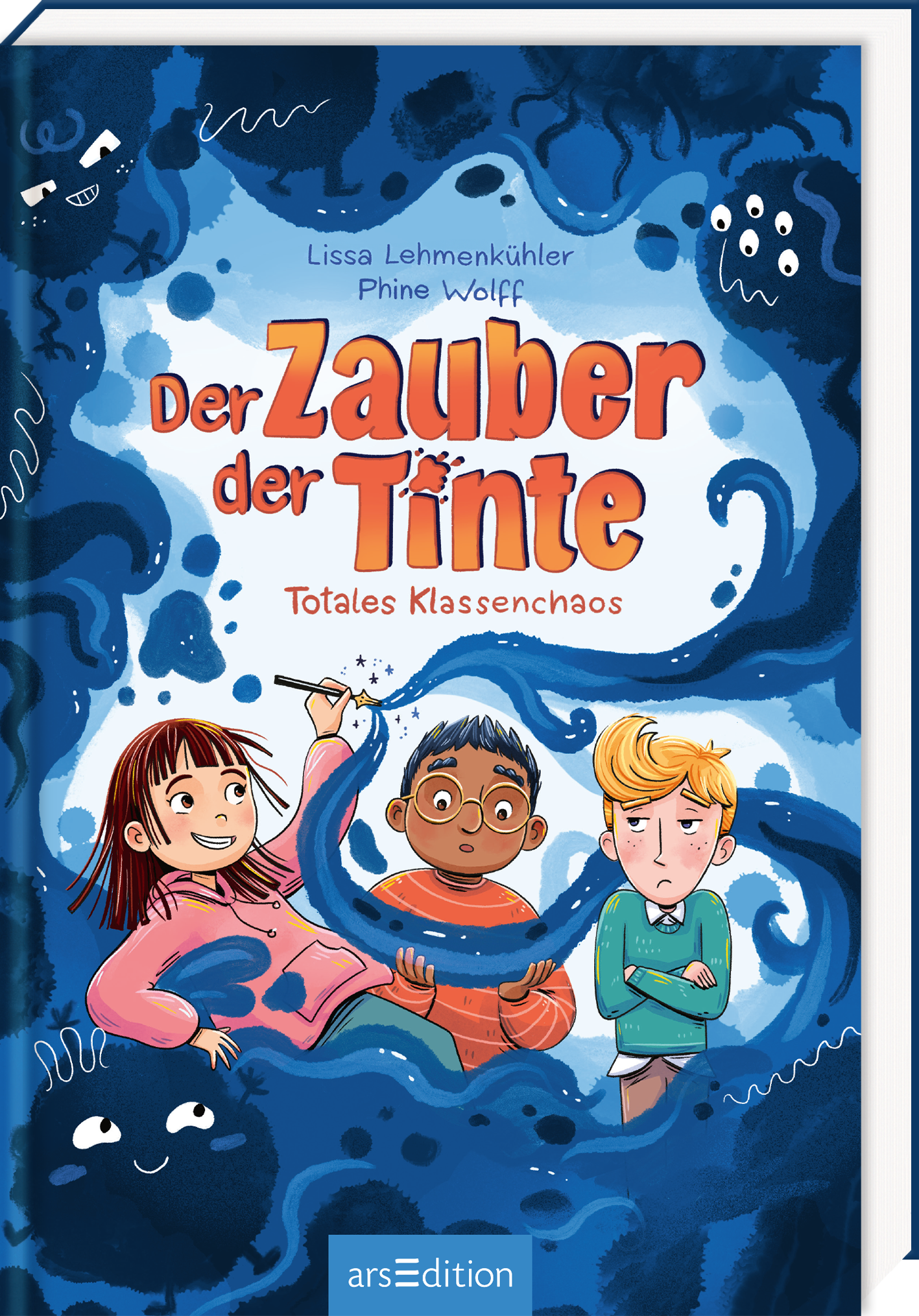 Das Buchcover zeigt drei Kinder in lebhaften Farben. Die zentrale Figur mit braunen, langen Haaren hält einen Pinsel und schaut neugierig. Neben ihr steht ein Junge mit einem kurzen, dunklen Haar und einem überraschtem Gesichtsausdruck. Der dritte Junge hat blonden, lockigen Haar und sieht skeptisch aus. Der Hintergrund in verschiedenen Blautönen vermittelt eine mystische Atmosphäre, während der Titel „Der Zauber der Tinte“ in großen, orangefarbenen Buchstaben hervorsticht. Darunter...