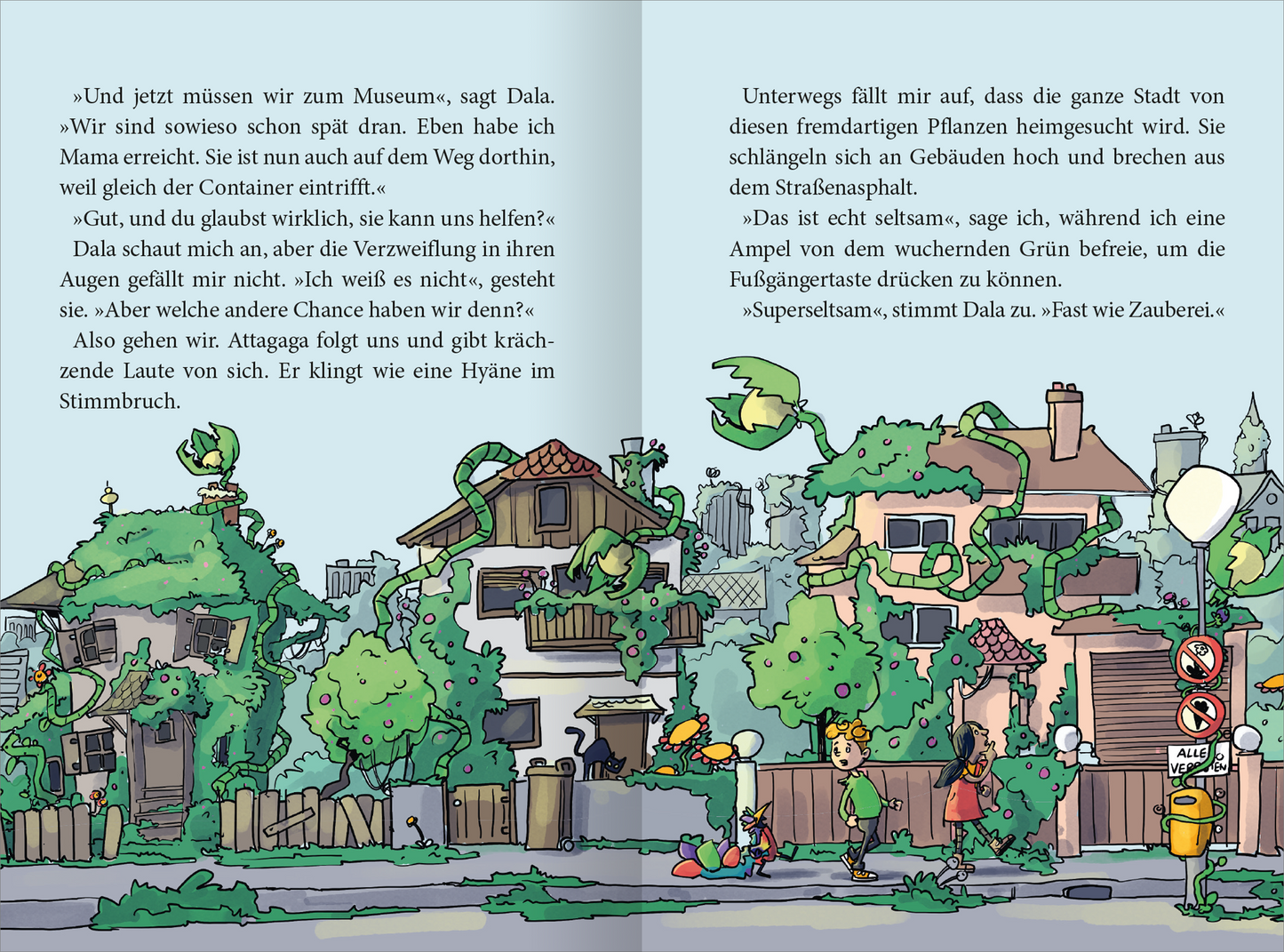 Gezeigt wird eine Innen- oder Zusatzansicht von „Götter außer Rand und Band – Murks im Museum“. Die Illustration zeigt eine lebhafte Stadtlandschaft, in der überdimensionale Pflanzen und Sträucher um Häuser wuchern. Bunte Farben dominieren das Bild, darunter kräftiges Grün und warme Erdtöne. Zwei Kinder stehen im Vordergrund und betrachten die Szenerie, während eine Ampel und Straßenschilder im Hintergrund sichtbar sind. Die lockere, kindliche Typografie sorgt für eine...