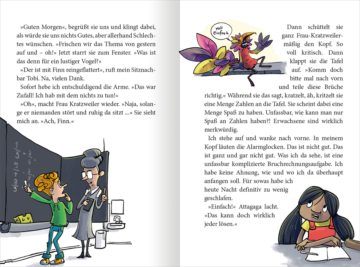 Gezeigt wird eine Innen- oder Zusatzansicht von „Götter außer Rand und Band – Murks im Museum“. Die Illustration zeigt eine lebendige Szene in einem Klassenzimmer, in dem ein Junge mit braunen Haaren und einer grünen Jacke vor einer Lehrerin steht. Die Lehrerin trägt eine graue Kochschürze und hat einen strengen Blick. Auf der Tafel sind verschiedene Zahlen und Zeichnungen zu sehen. Bunte Sprechblasen vermitteln den Dialog. Die Farben sind kräftig und einladend, während die...